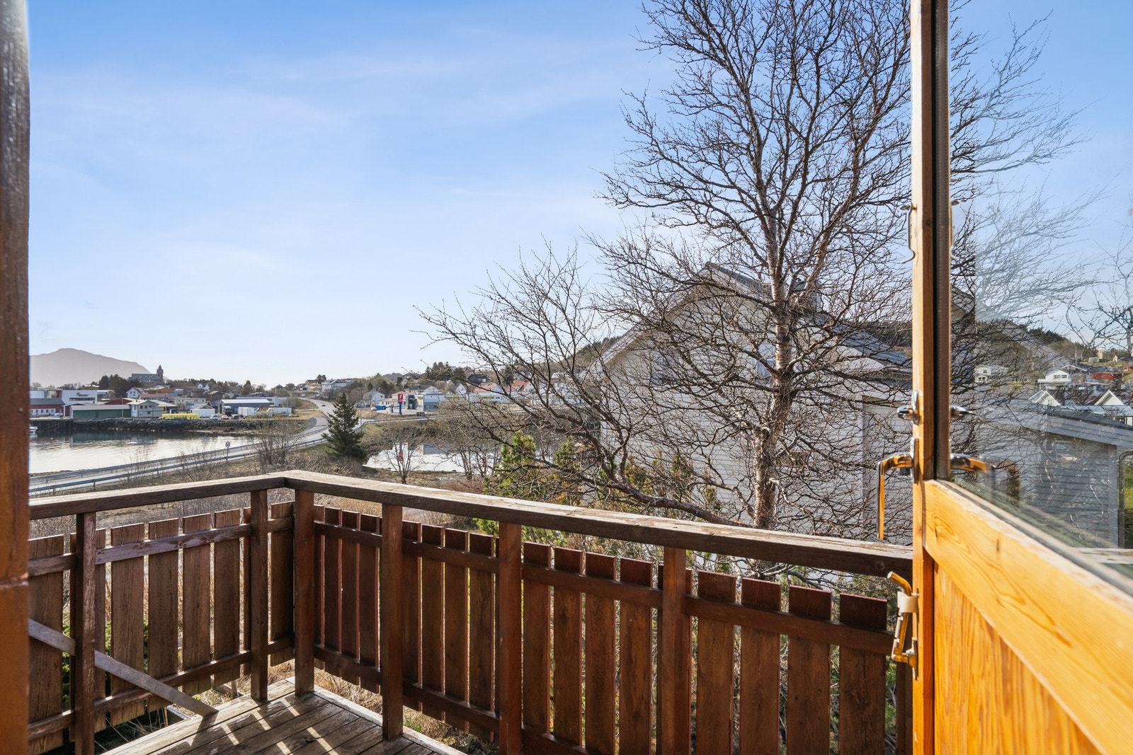Balkong med utgang fra et av soverommene på loft. Uteplassen gir plass til enkel møblering, samt godt med plass for å lufte sengetøy. Galleribilde