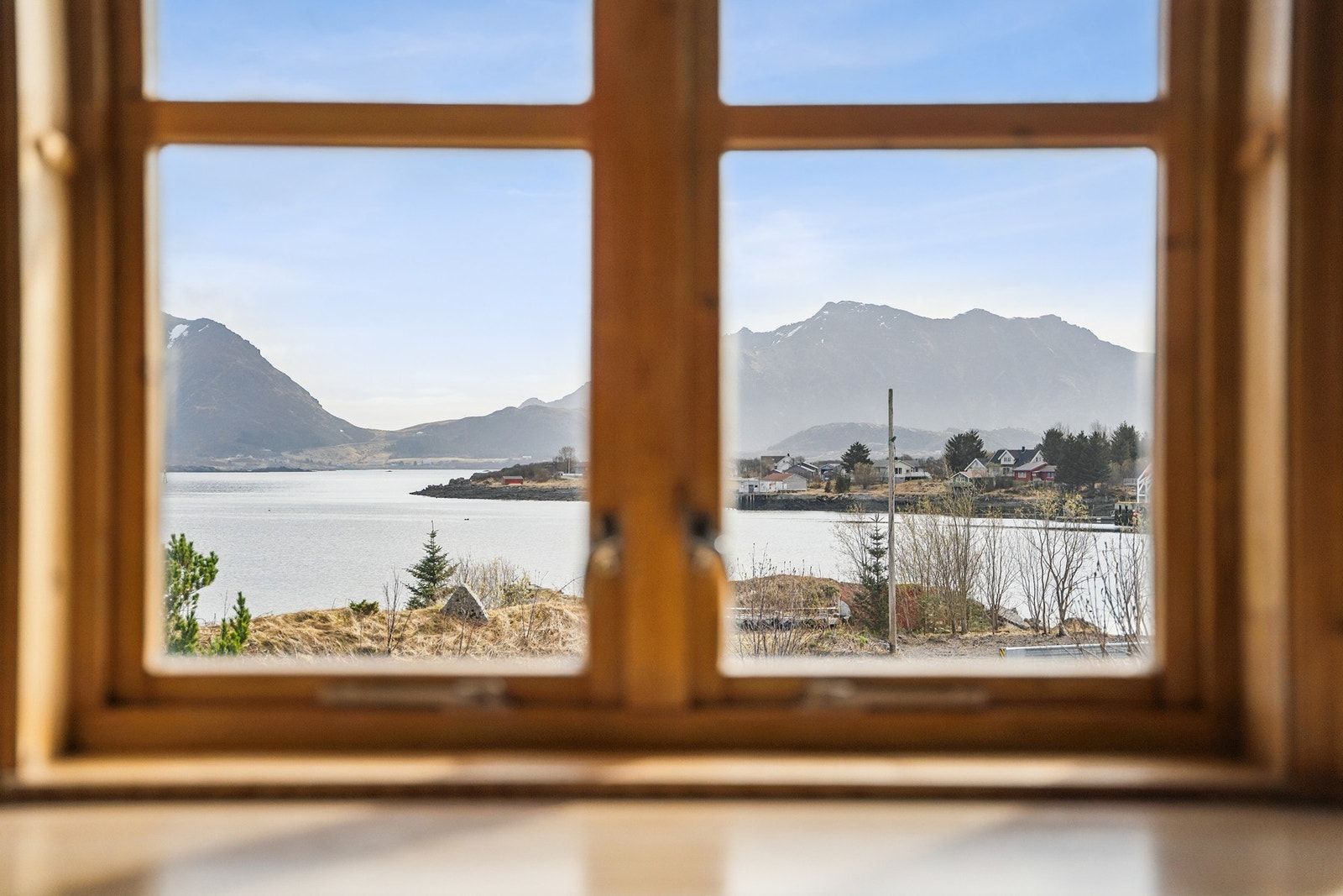 Eneboligen ligger sentralt til, med tilbaketrukket og barnevennlig beliggenhet. Det er fantastisk utsikt fra boligen, og videre utover Buksnesfjorden. Galleribilde