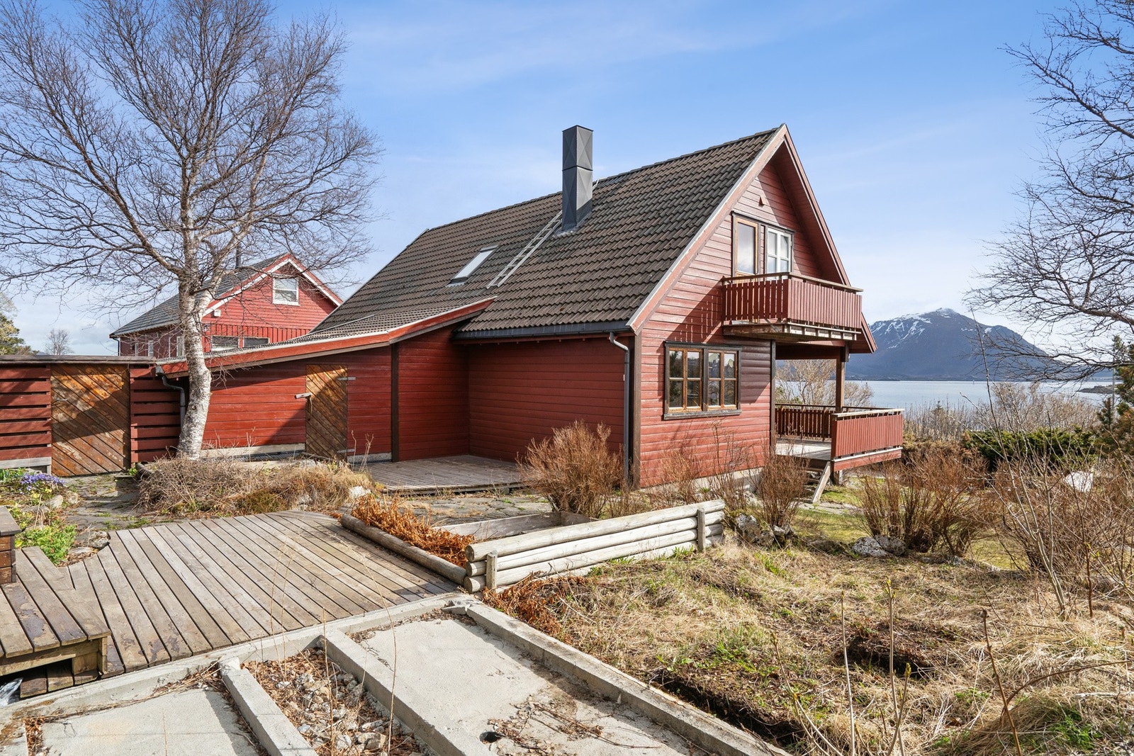 Eiendommen byr på flotte uteplasser på flere sider, noe som gjør det enkelt å flytte seg etter solen. Galleribilde
