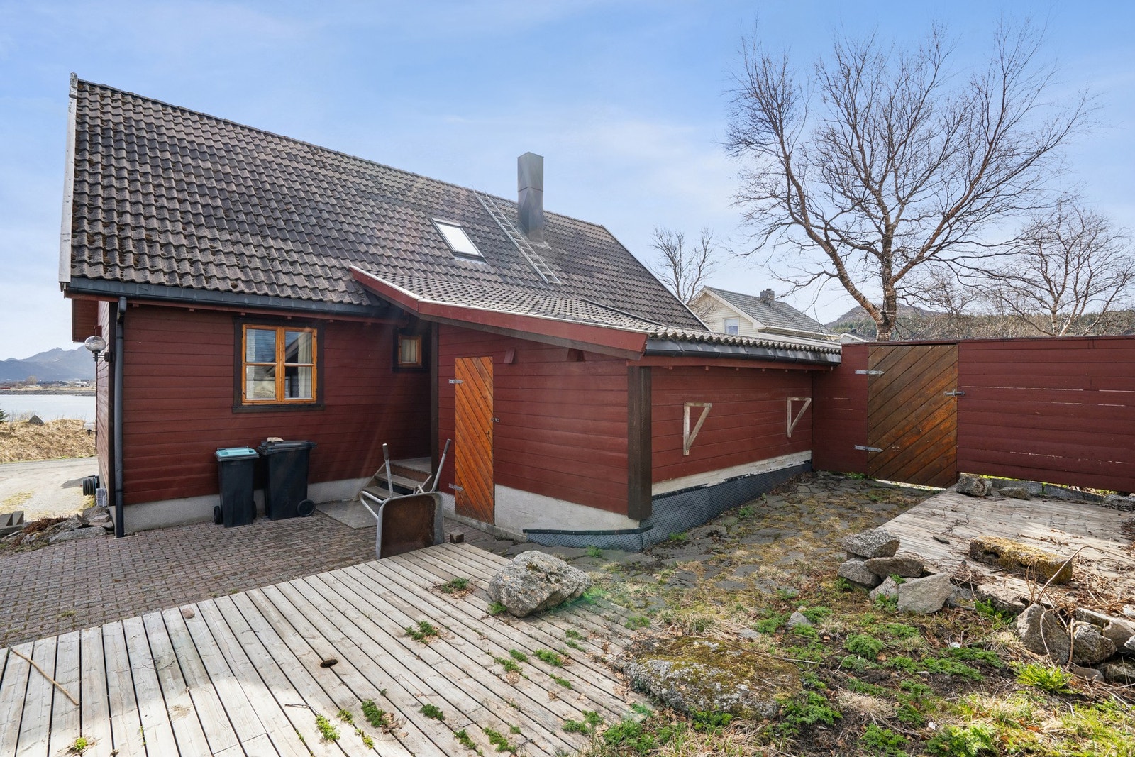 Det er rikelig med plass for ulik utemøblering rundt boligen! Galleribilde