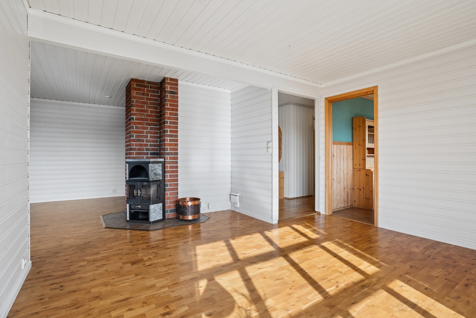 Stuen byr gode lysforhold, som følger av store vindusflater. Rommet er innredet med slitesterk parkett på gulv, og malt i lys fargetone. Galleribilde