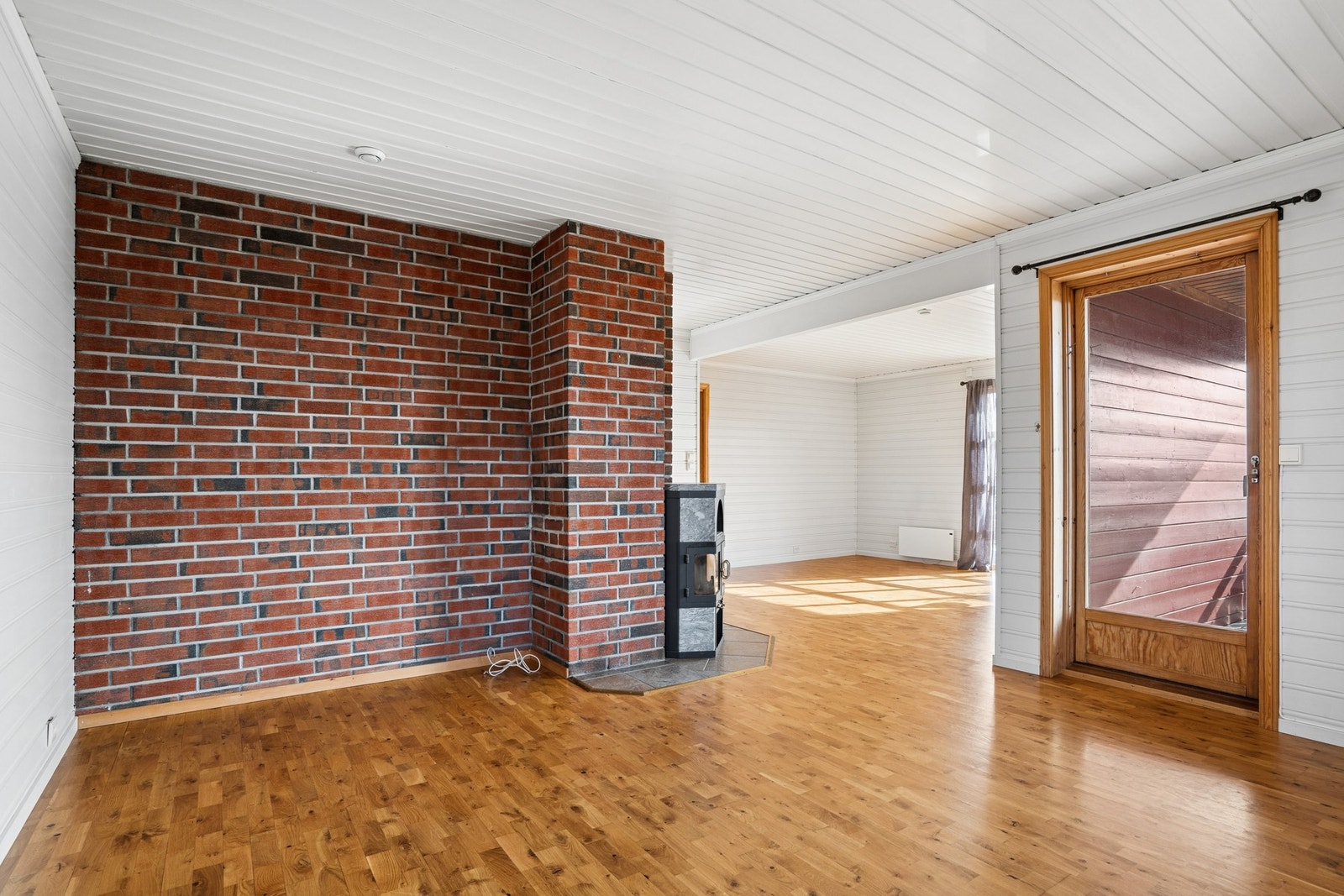 Stuens utforming gjør det enkelt å møblere i ulike soner, som en lounge-sone i den første delen av stuen, og TV-krok i den andre. Galleribilde