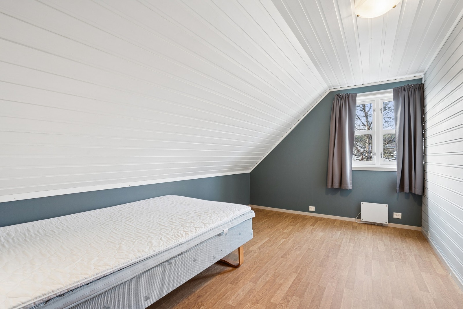 Soverommene på loft et av god størrelse, og gir plass for ønsket soveromsmøblement. Galleribilde