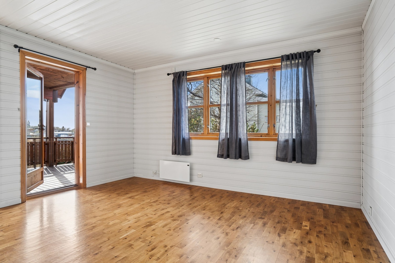 Stuen gir rikelig med plass for ulik møblering! Det er i tillegg utgang til delvis overbygget terrasse, fra den ene delen av stuen. Galleribilde