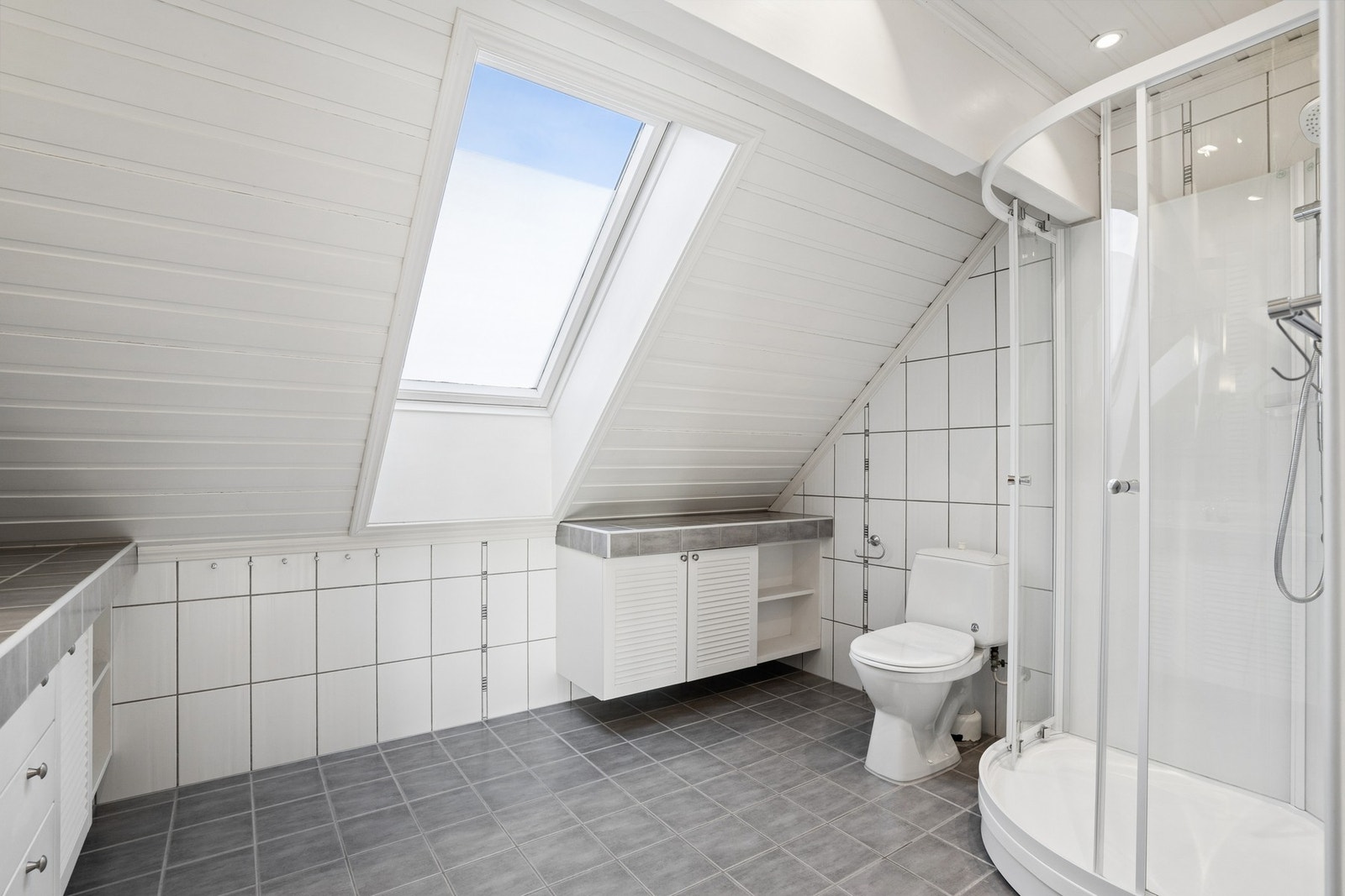 Romslig baderom også i loftsetasjen, med godt lysinnslipp via takvindu. Galleribilde