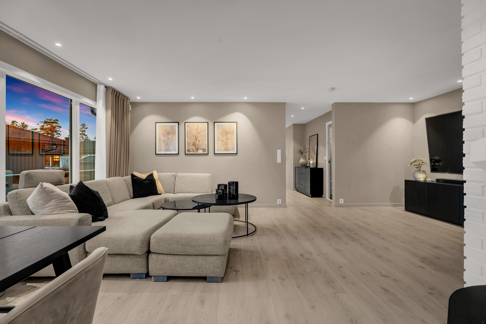 Stuen har varmefolie i gulvet. Downlights i himlingen. Galleribilde