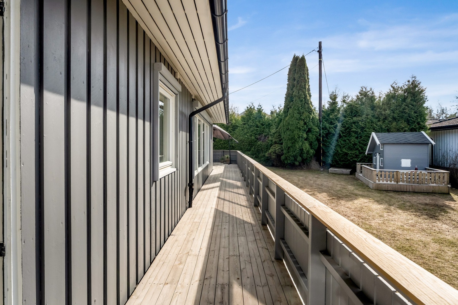 Verandaen går langs den vestlige siden av huset, og er på 48 kvadrat. Galleribilde