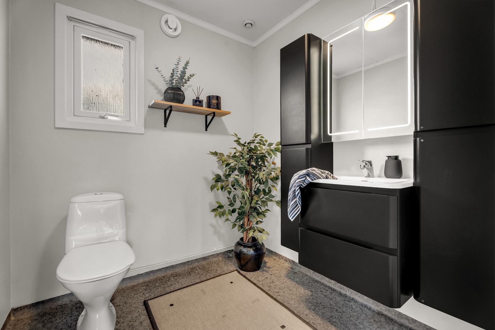 Toalettrommet ved soverommene fikk ny innredning og ble overflateoppusset i 2019. Galleribilde