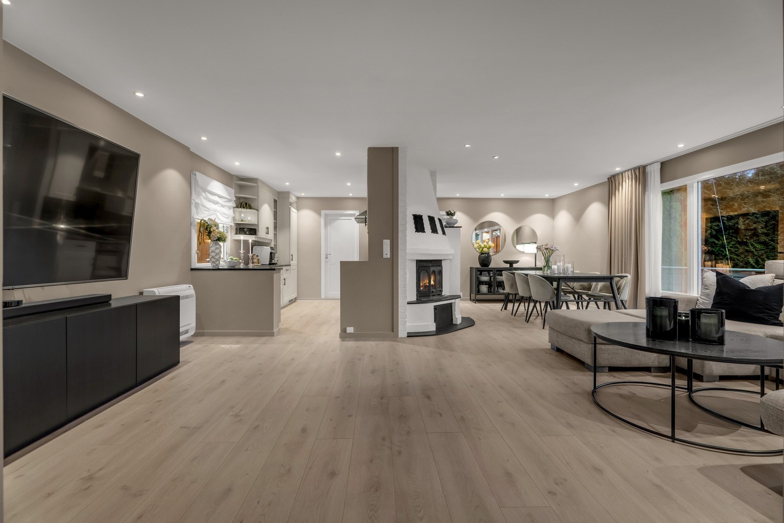 Lyst og moderne, med nøytrale fargevalg. I tillegg til vedovn og varme i gulvet, har stuen også varmepumpe. Galleribilde