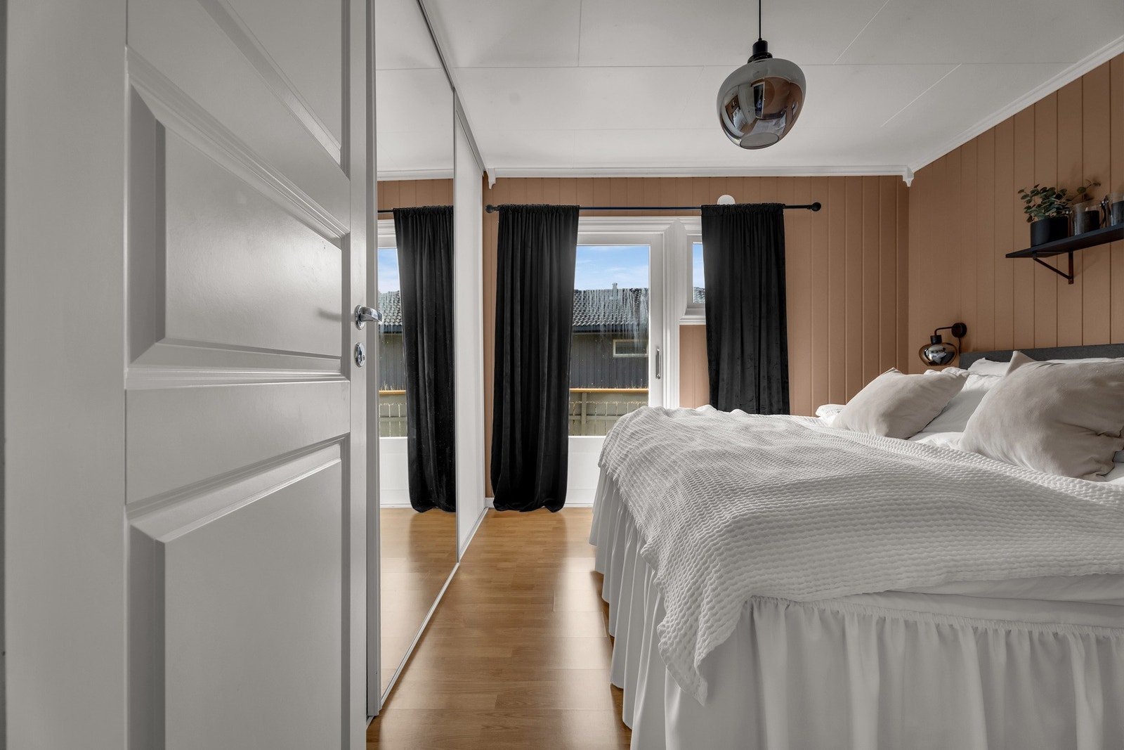Stort hovedsoverom på 11,9 kvadrat, med skyvedørsgarderobe. Galleribilde