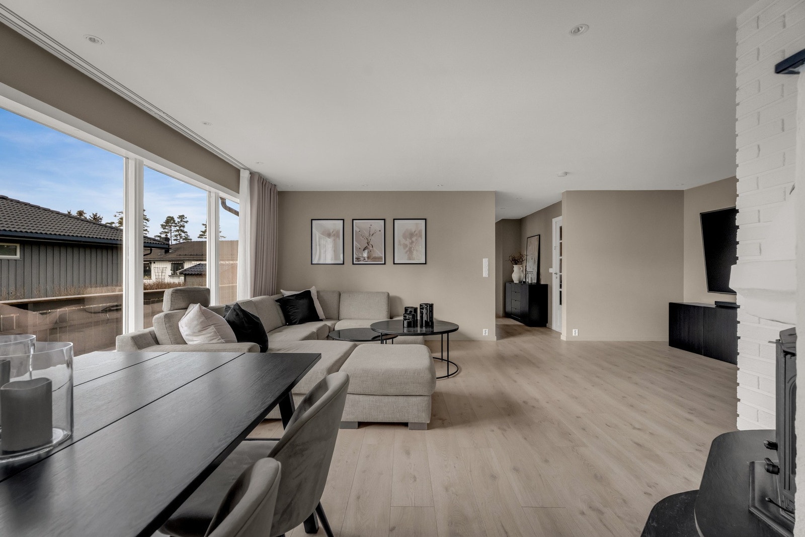 Stue og kjøkken er på til sammen ca 49 kvadrat, med god plass til forskjellig type møblement. Galleribilde