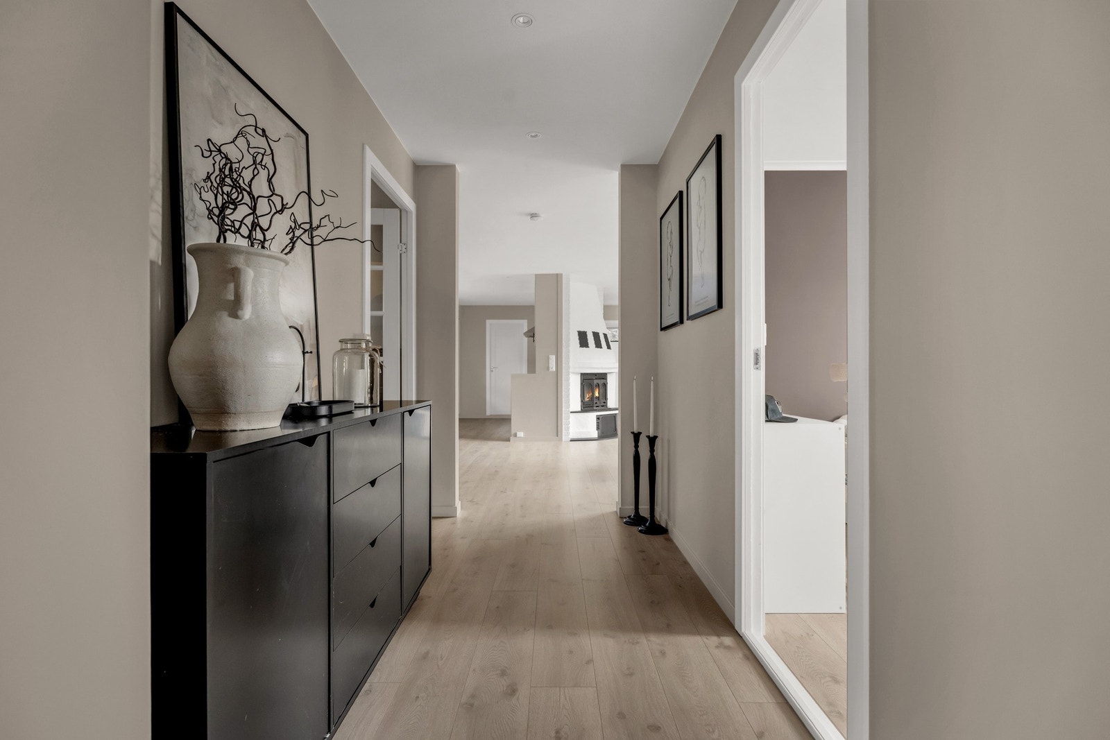 I andre enden av huset ligger det 3 soverom, og et stort toalettrom. Galleribilde