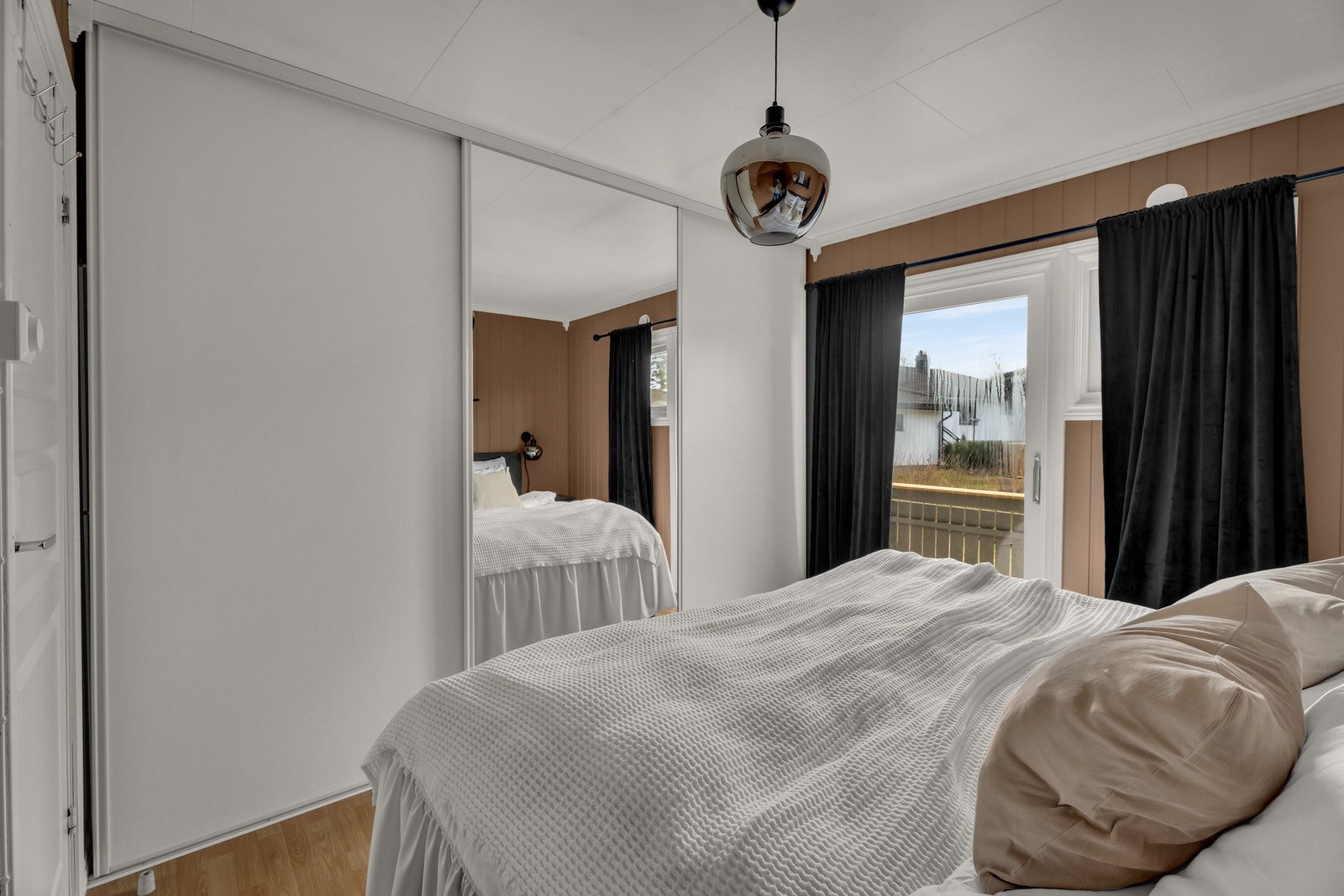 Hovedsoverommet har utgang til den vestvendte verandaen. Galleribilde