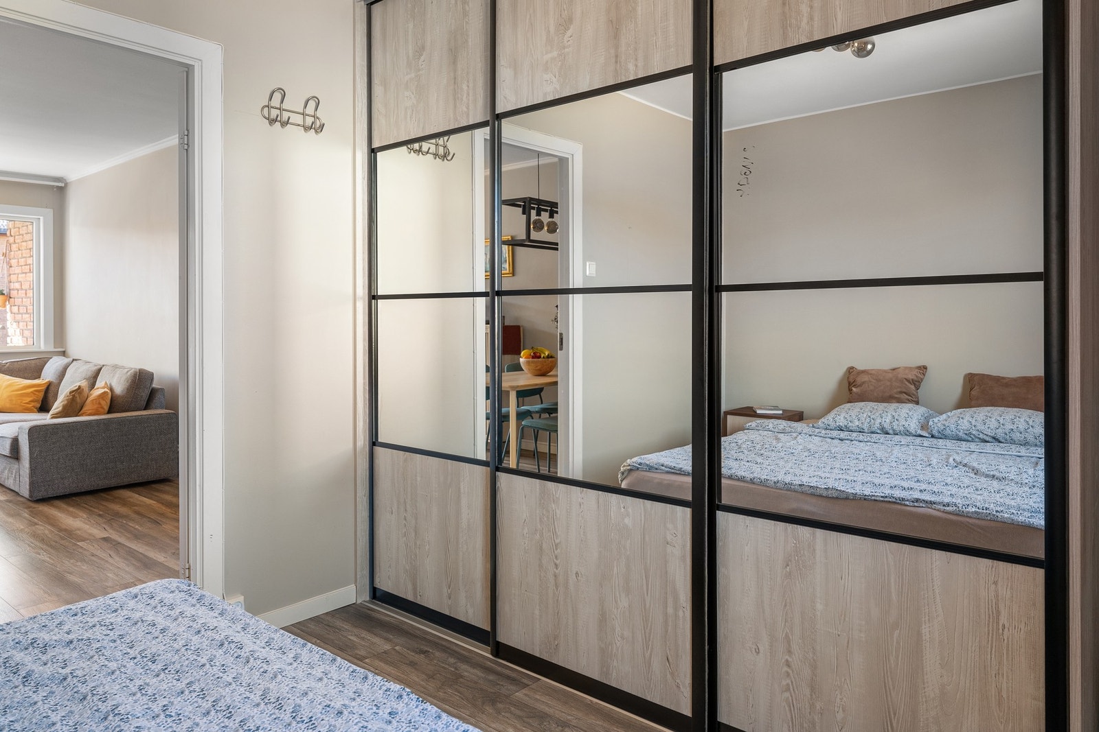 Godt med oppbevaringsplass i form av stor skyvedørsgarderobe. Galleribilde