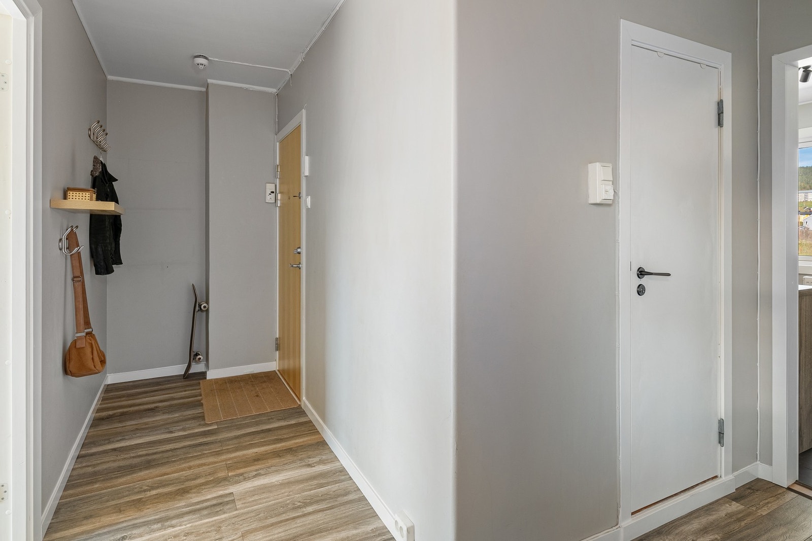 Romslig og lys entré med plass for å henge fra seg yttertøy. Galleribilde