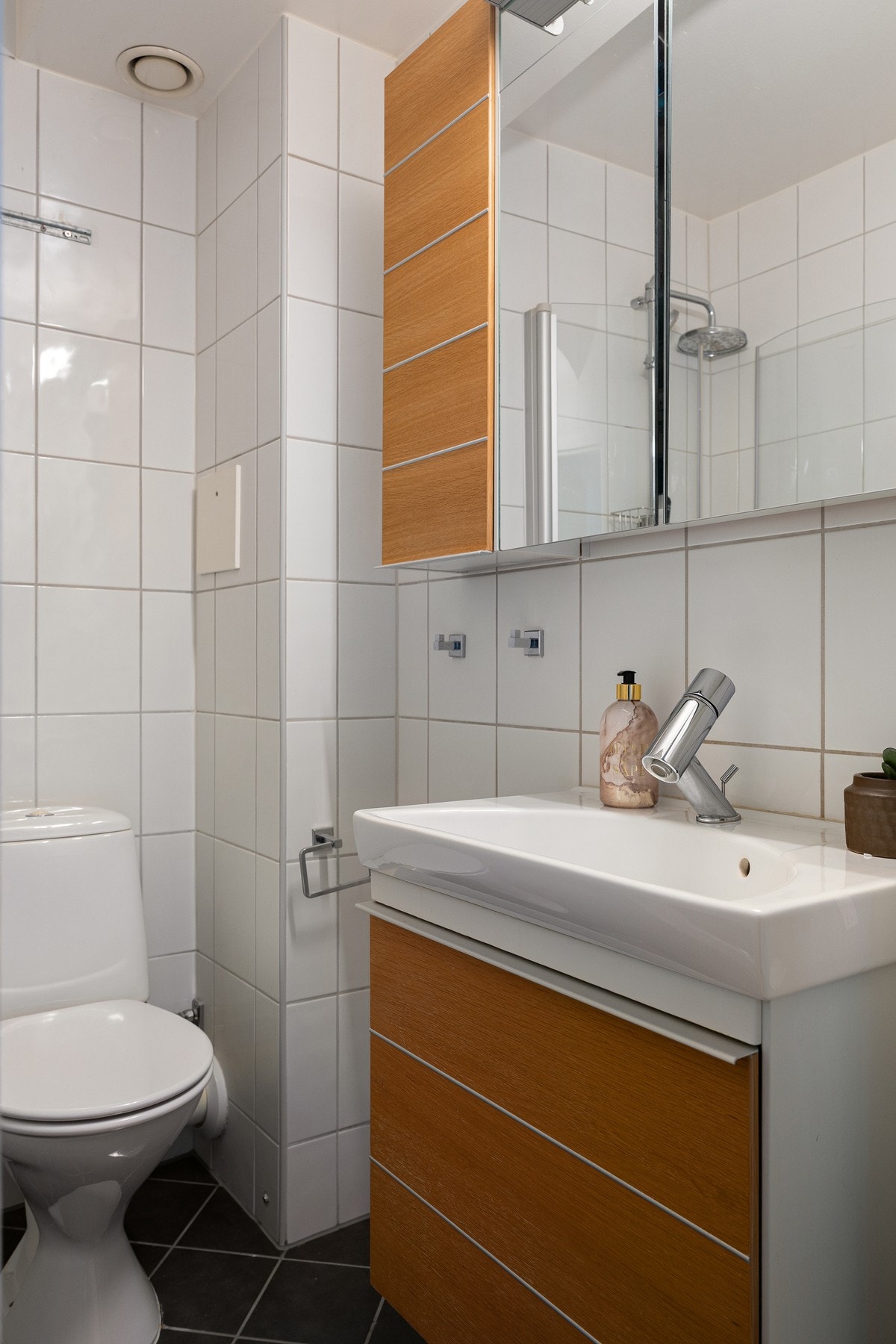 Badet har varmekabler i gulv og opplegg for vaskemaskin. Galleribilde