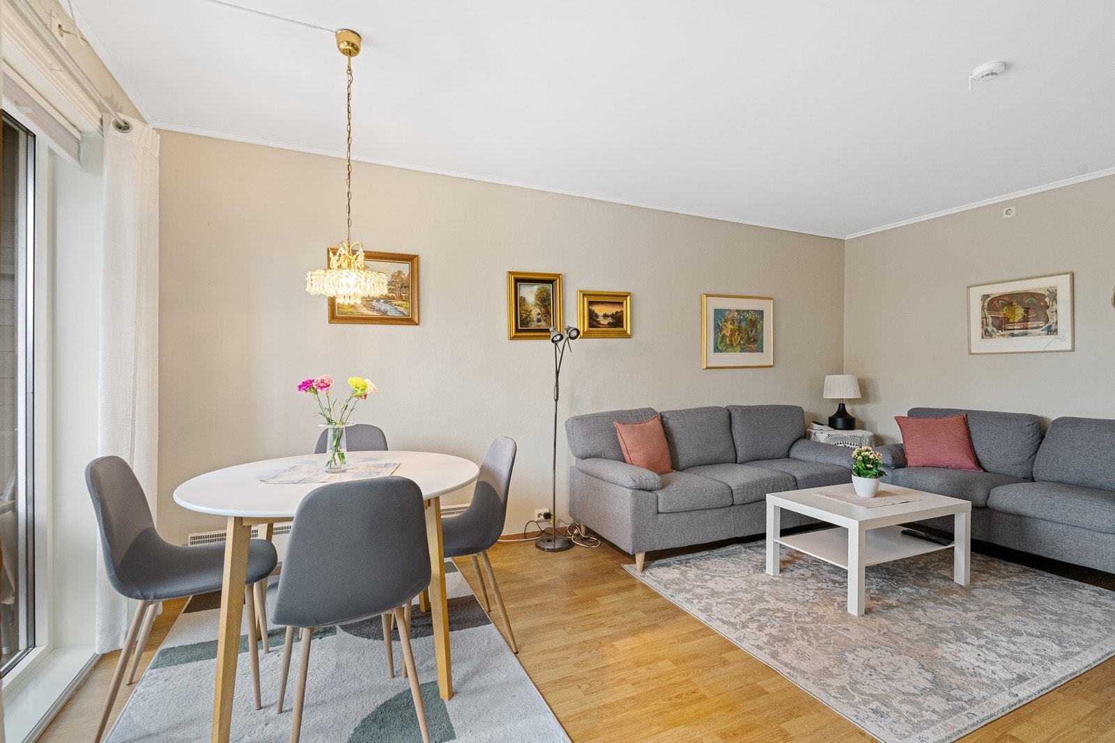 Rommet har en god og effektiv planløsning med rikelig plass til både sofagruppe og spisegruppe. Galleribilde