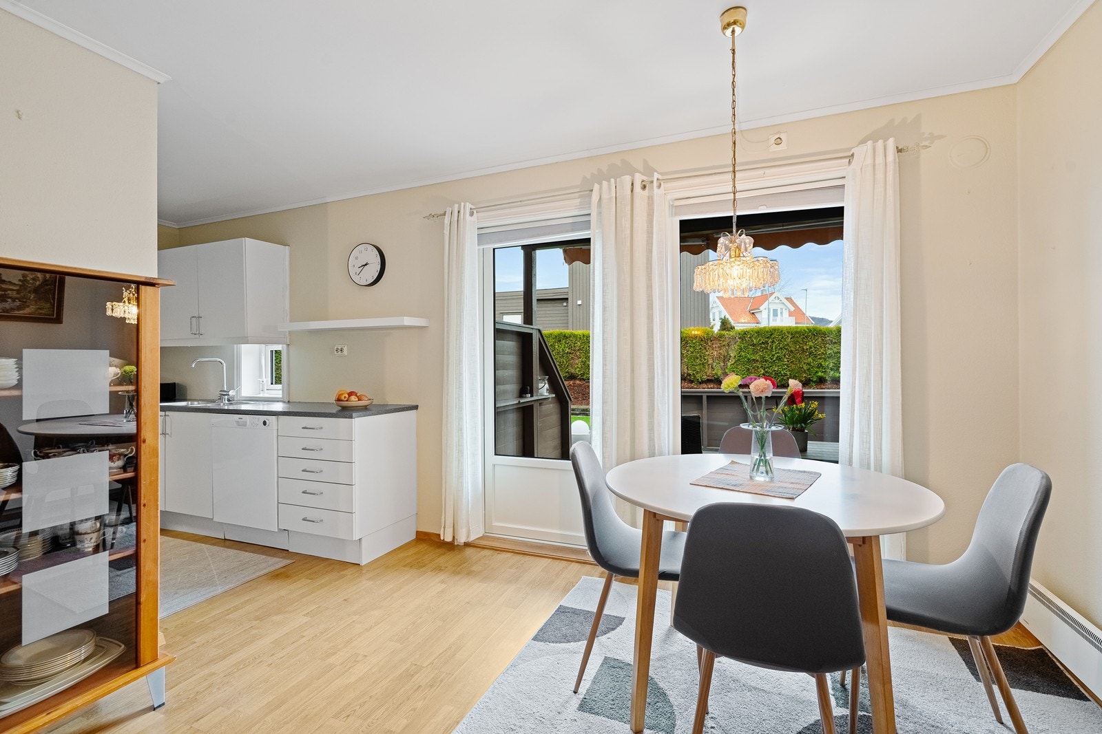 Leiligheten har en praktisk og gjennomgående planløsning med åpen kjøkkenløsning som gir en romslig og sosial atmosfære. Galleribilde