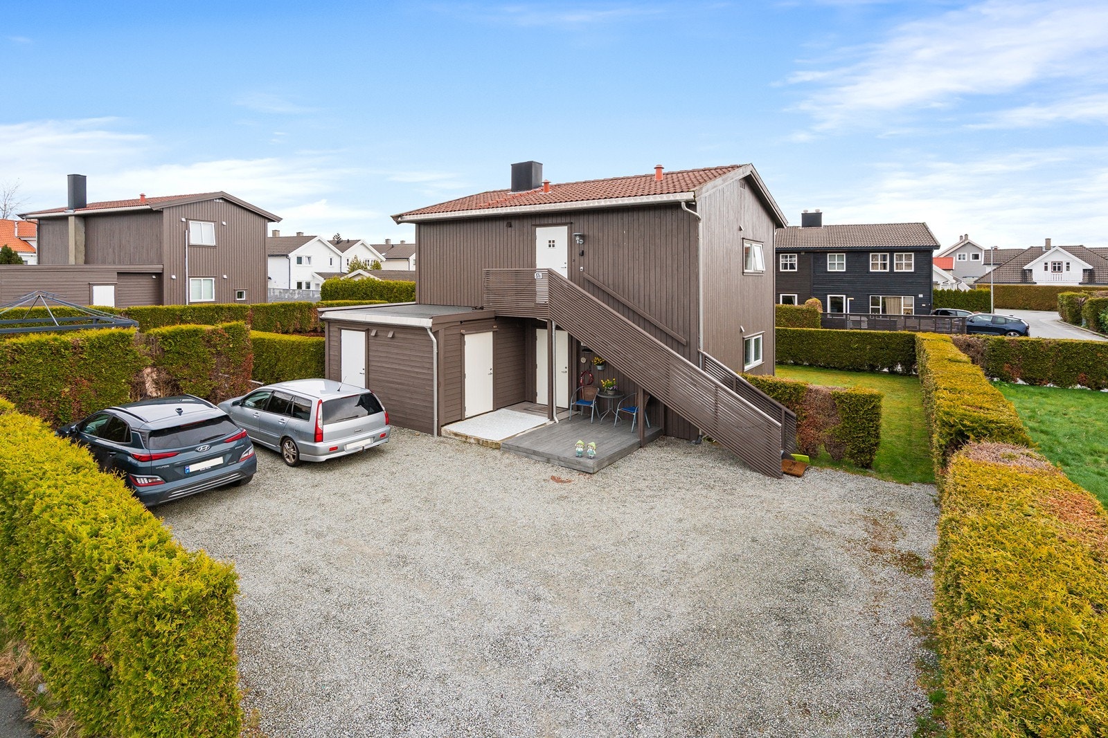 Det er gode parkeringsmuligheter i felles gårdsrom. Galleribilde