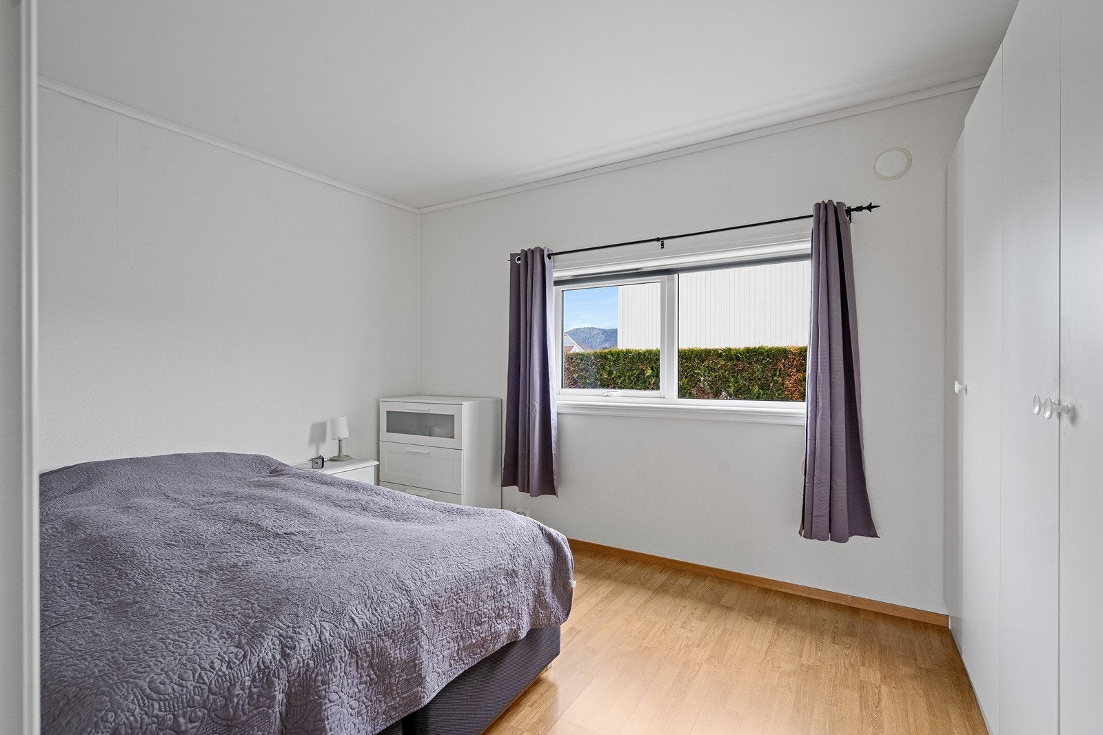 Soverommet har god størrelse. Det er god plass til stor seng, garderobeskap og mindre møbler som nattbord eller kommode. Galleribilde