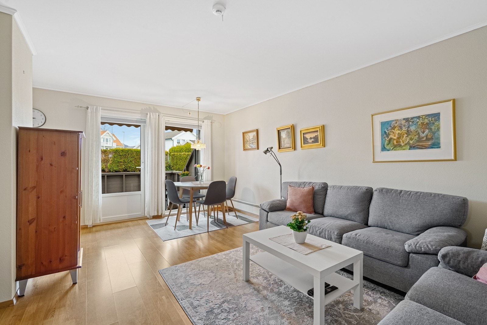 Fra stuen er det direkte utgang til en romslig terrasse, som gir en fin overgang mellom inne- og uterom. Galleribilde