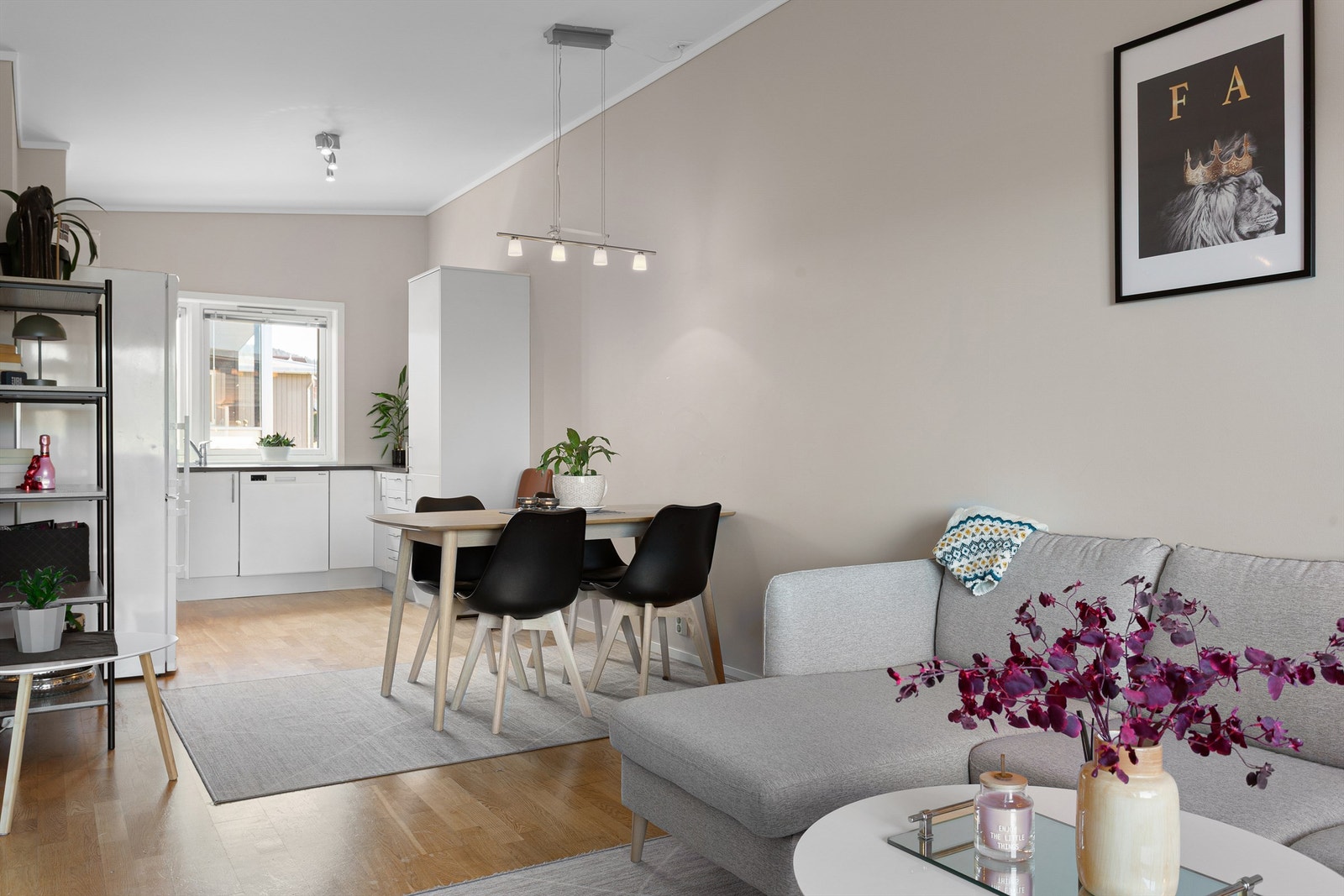 Spisestuen fungerer som et naturlig bindeledd mellom kjøkkenet og stuen, perfekt for sosiale sammenkomster. Galleribilde