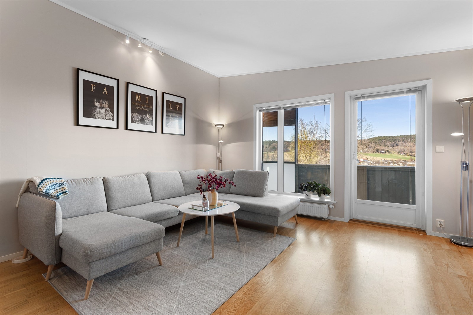 Fra stuen er det direkte utgang til en balkong på 8 m², som utvider oppholdsrommet på varme dager. Galleribilde