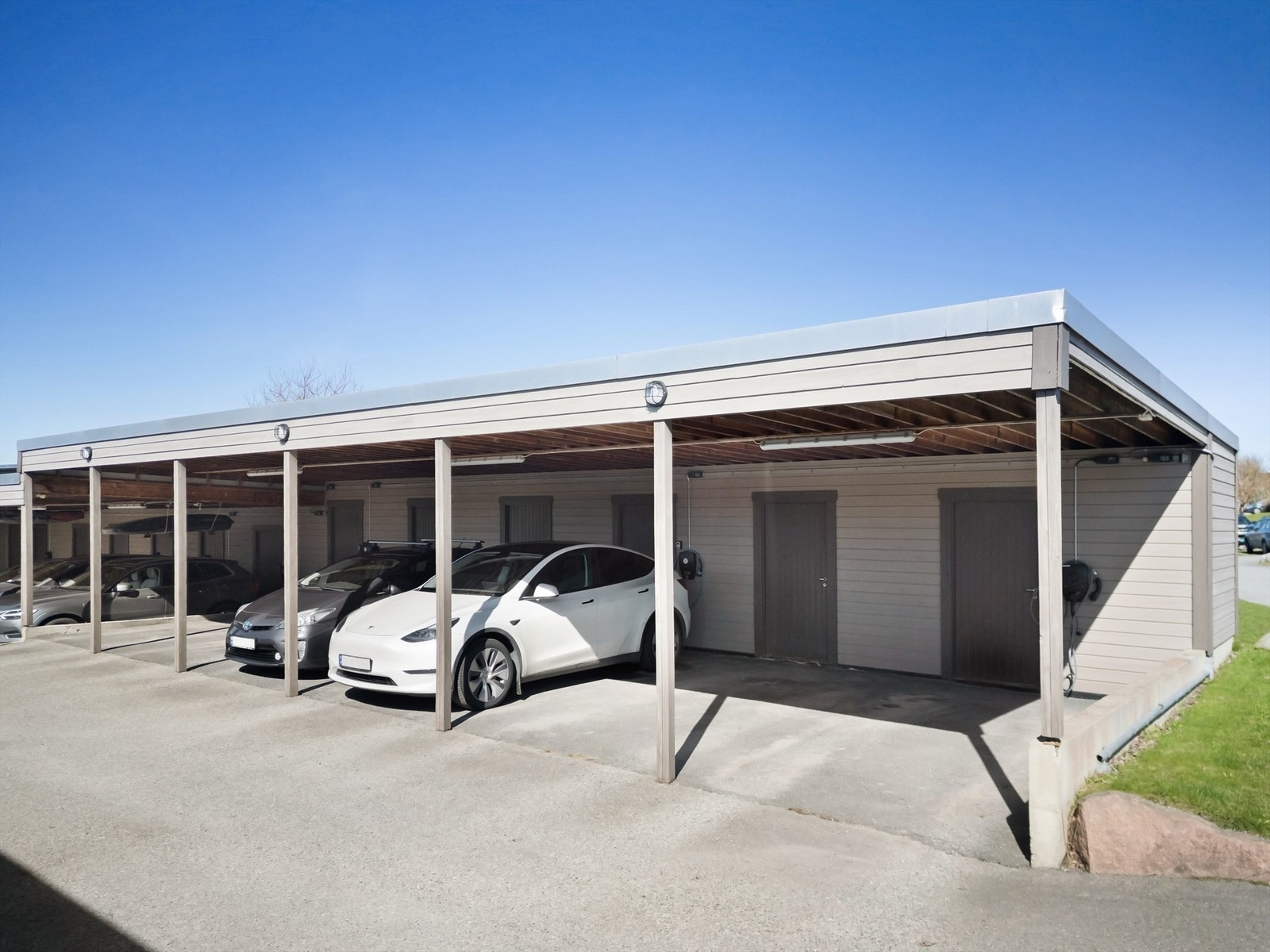 Medfølgende parkeringsplass og bodplass i felles carportrekke. Installert el-bil ladeanlegg i carportene i 2021. Galleribilde