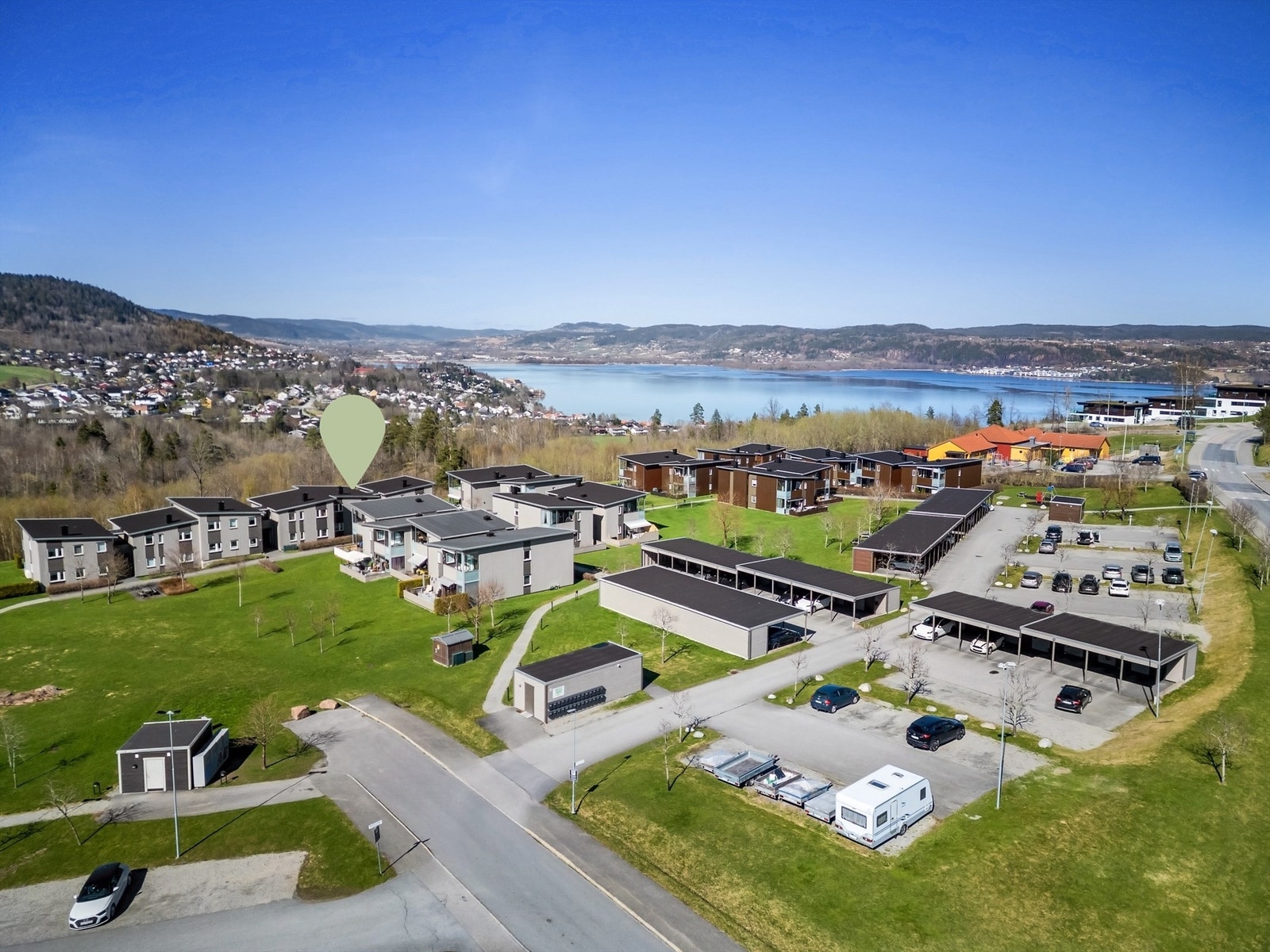 Her er det kort vei til butikker, buss, barneskole og gode turmuligheter. Umiddelbar nærhet til barneskole.
Foto: Ole Thoresen Galleribilde