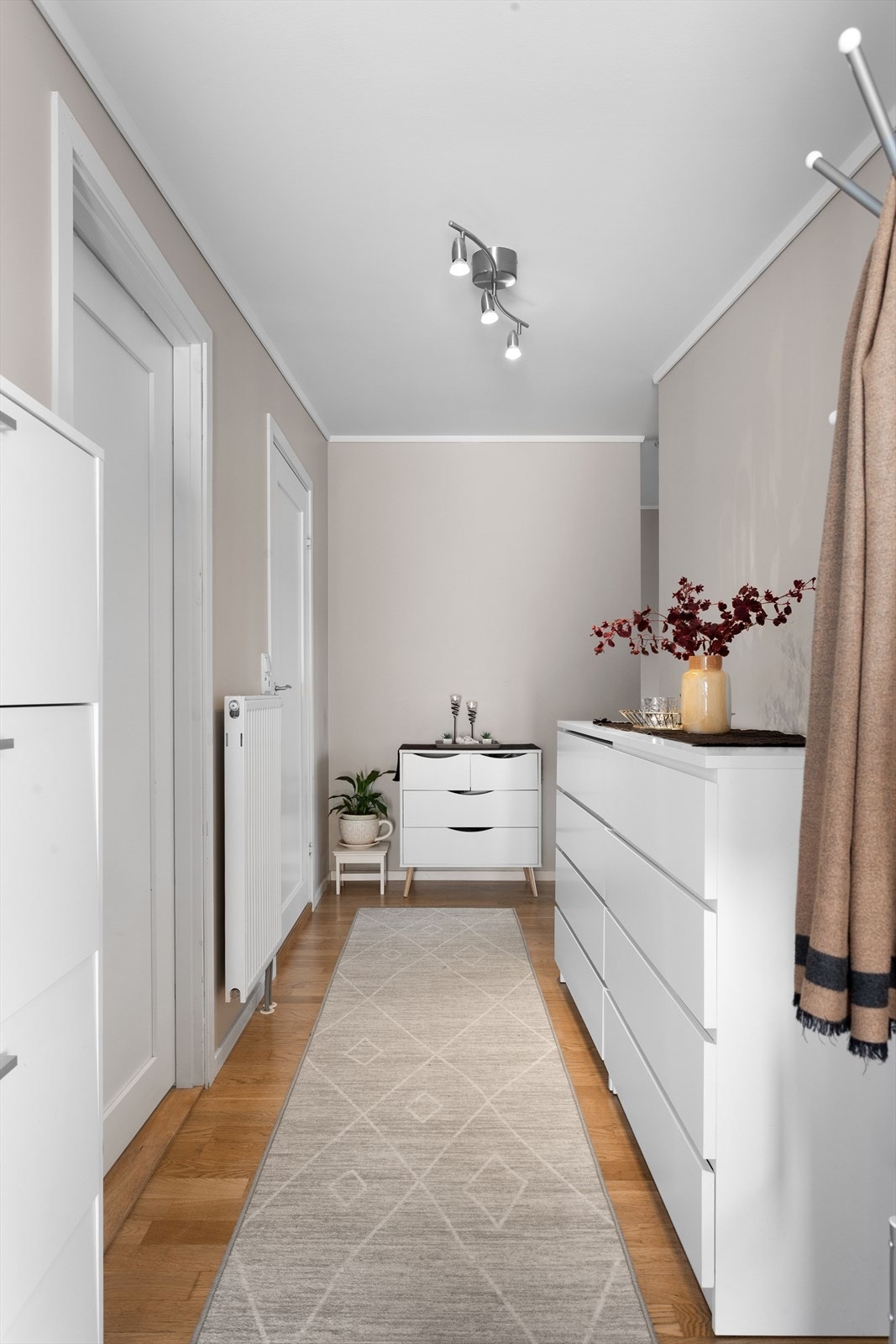 Entréen har god plass til oppbevaringsmøbler for yttertøy og sko. Galleribilde