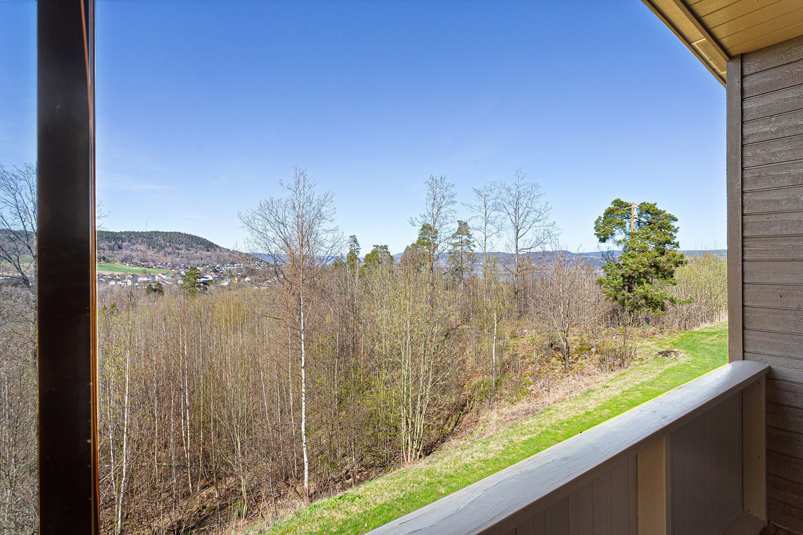 Balkongen er en fin forlengelse av stuen, med plass til en sittegruppe og utsikt mot grøntområder. Galleribilde