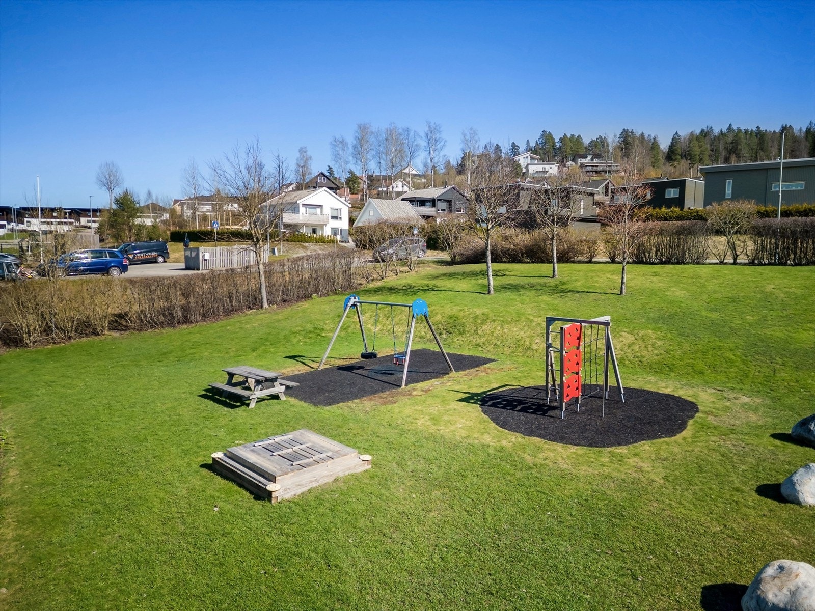 Tomten utgjør grøntarealer, adkomstveier, parkeringsområder, carportanlegg, lekeplass m.m. Galleribilde