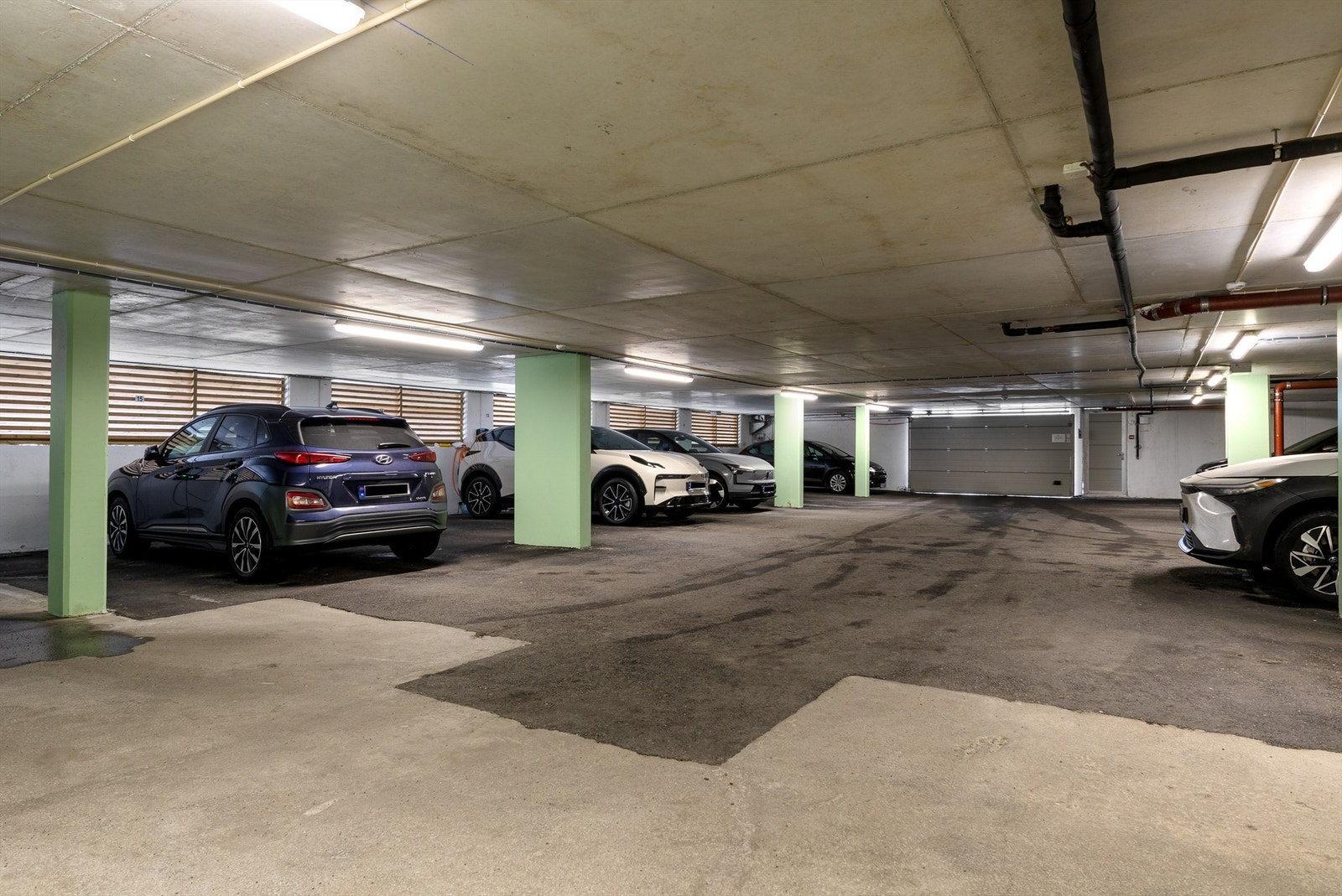 Alle leilighetene i bygget har egen garasjeplass. Galleribilde