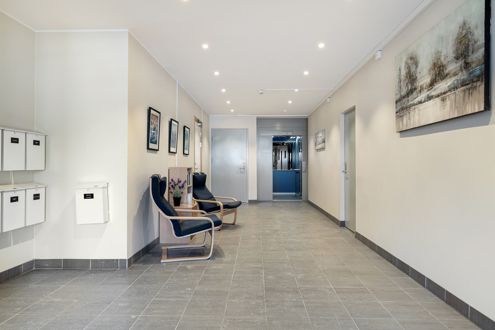 Elegant lobby/hall. Bodene finner man inn døren til høyre! Galleribilde