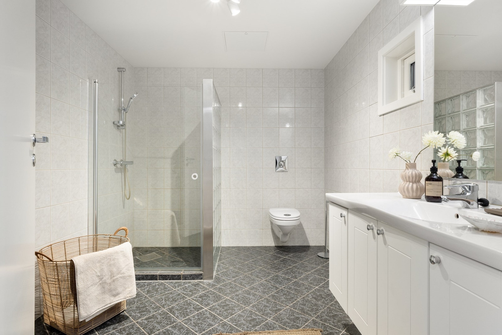 Badet er på 7,2 kvm. Vegghengt toalett og romslig dusjsone. Galleribilde