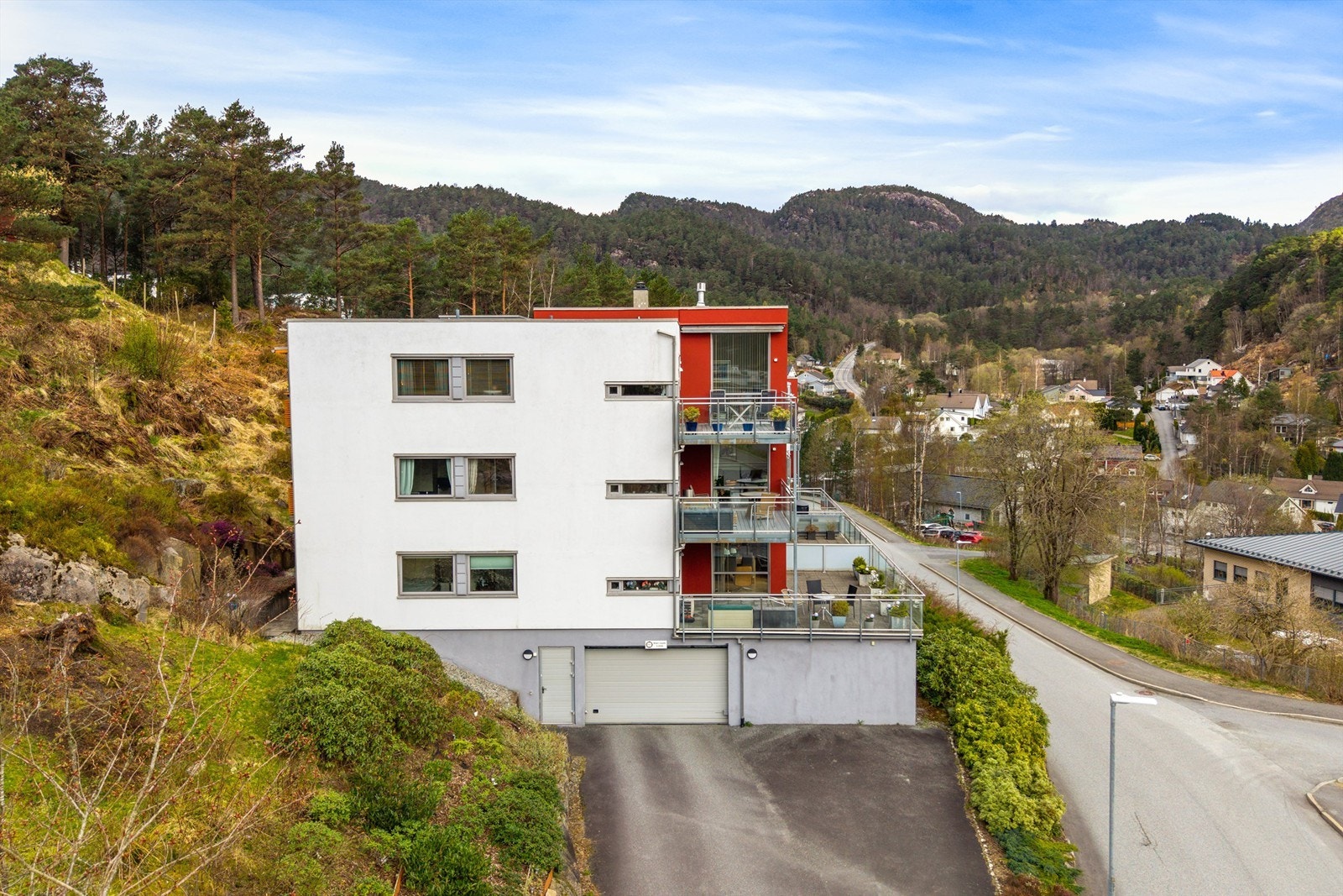 Innkjørsel til garasjen på byggets ende. Galleribilde