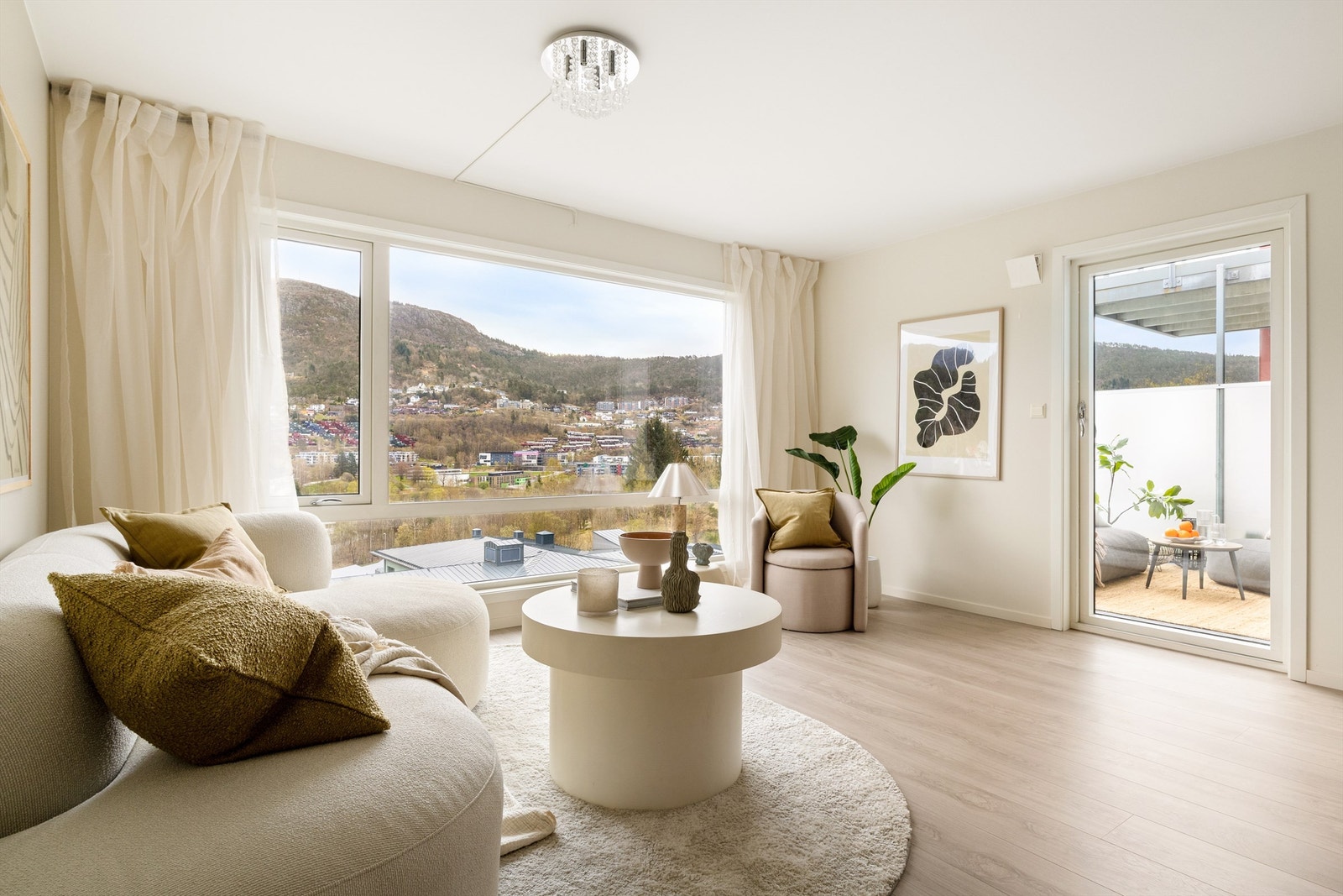 Utgang til balkongen fra stuen. Galleribilde