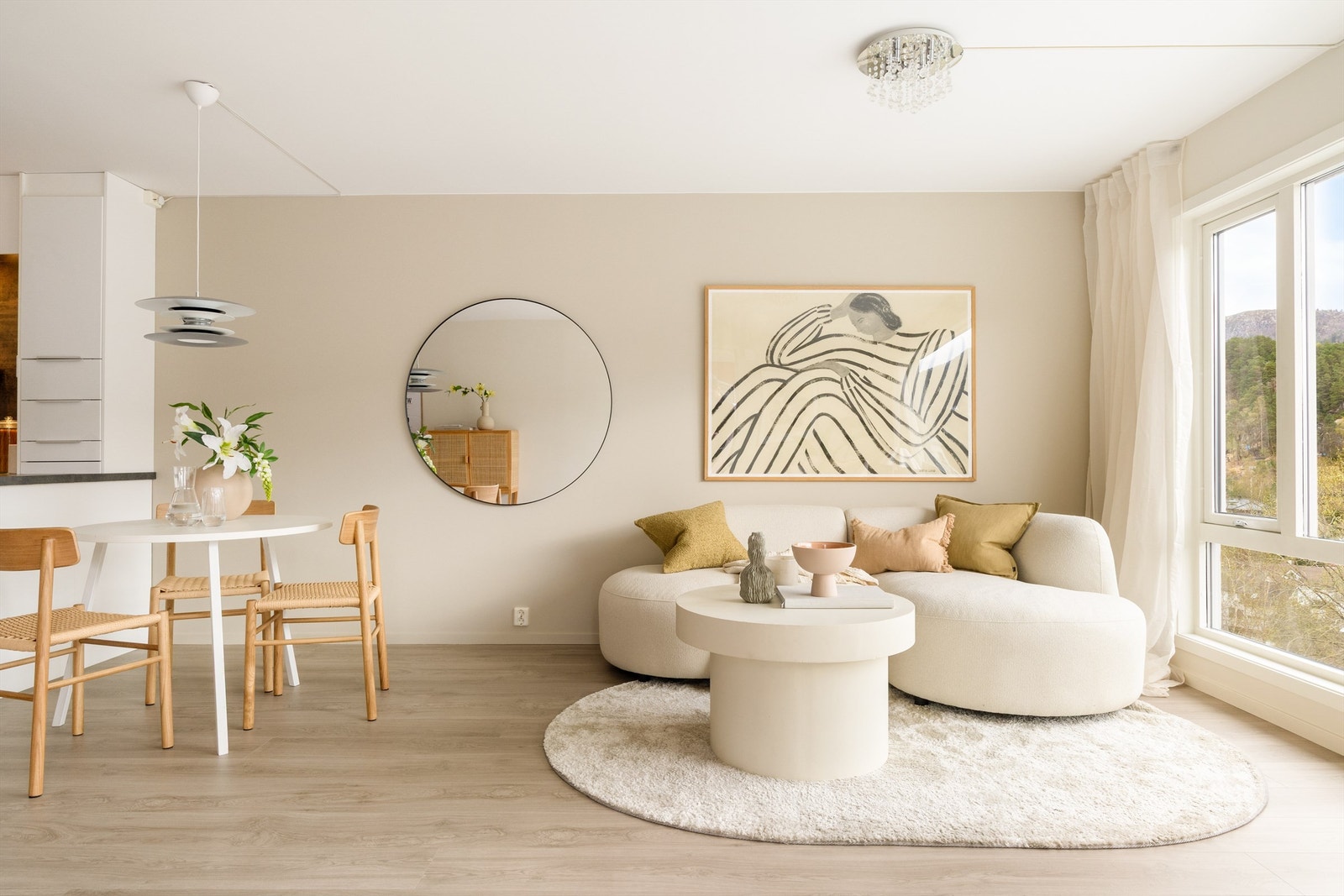 Leiligheten har nymalte overflater i smoothing beige. Galleribilde