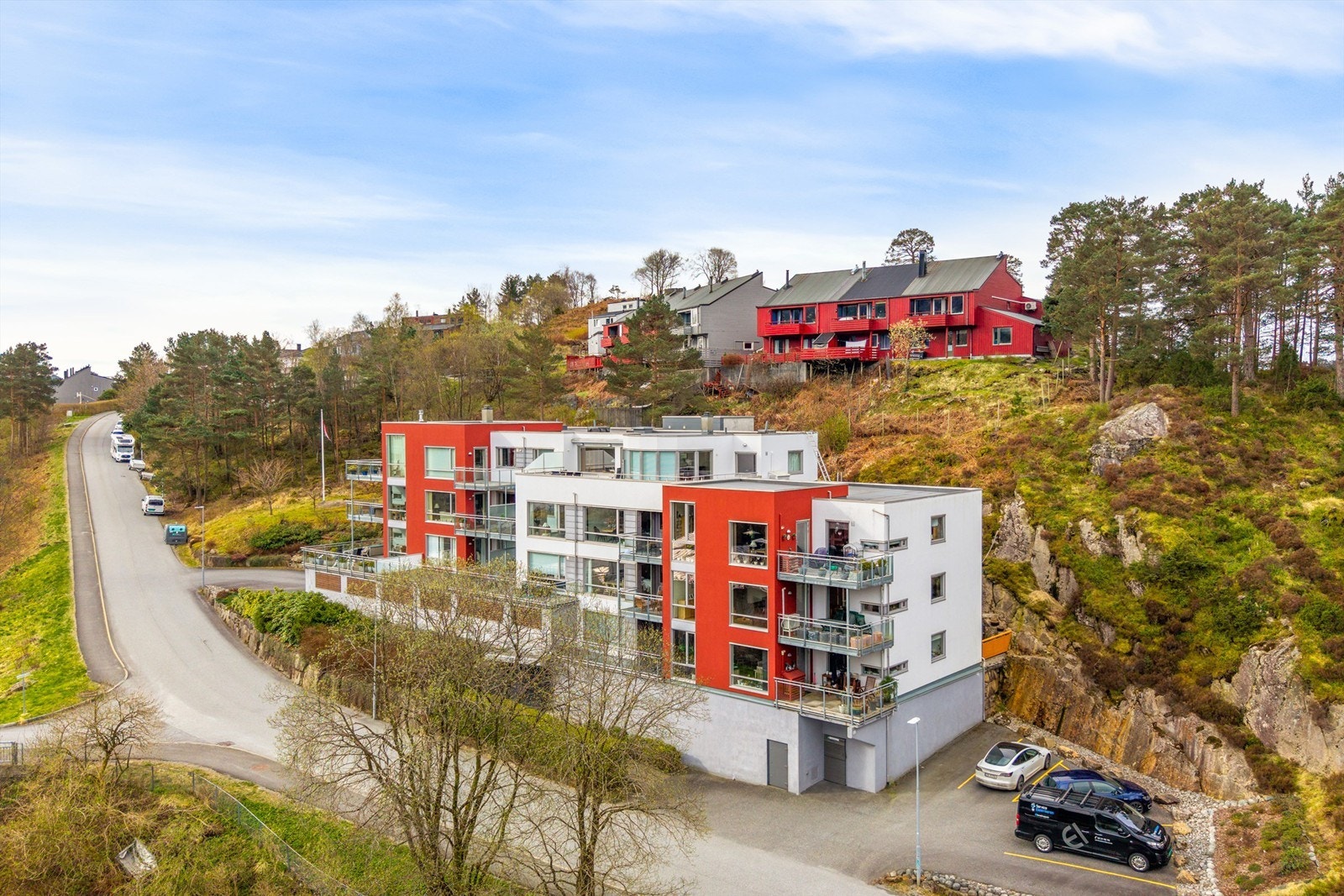 Bygget består av 15 leiligheter og ble bygget av Heldal eiendom i 2005. Gjesteparkering på byggets høyre side Galleribilde