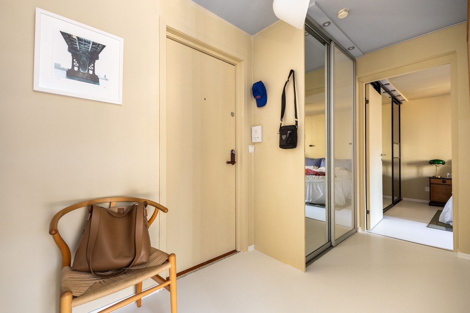 Stor entré med stor garderobeløsning. Galleribilde
