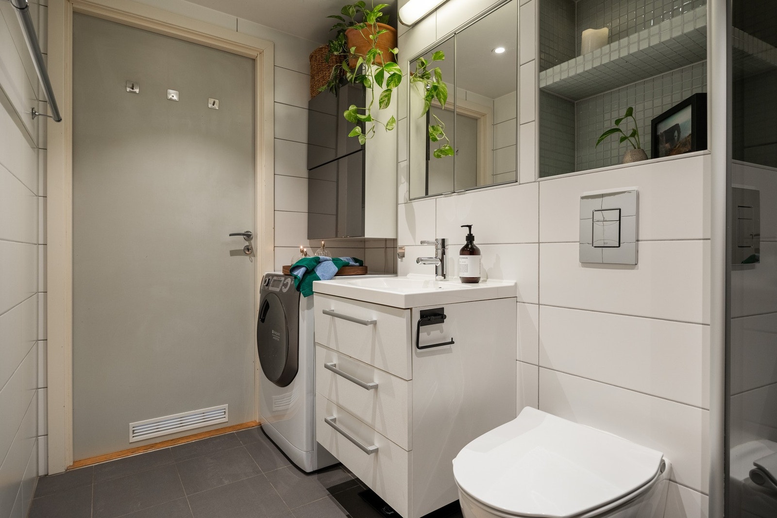 Badet har mekanisk avtrekk (byttet i 2024). Galleribilde