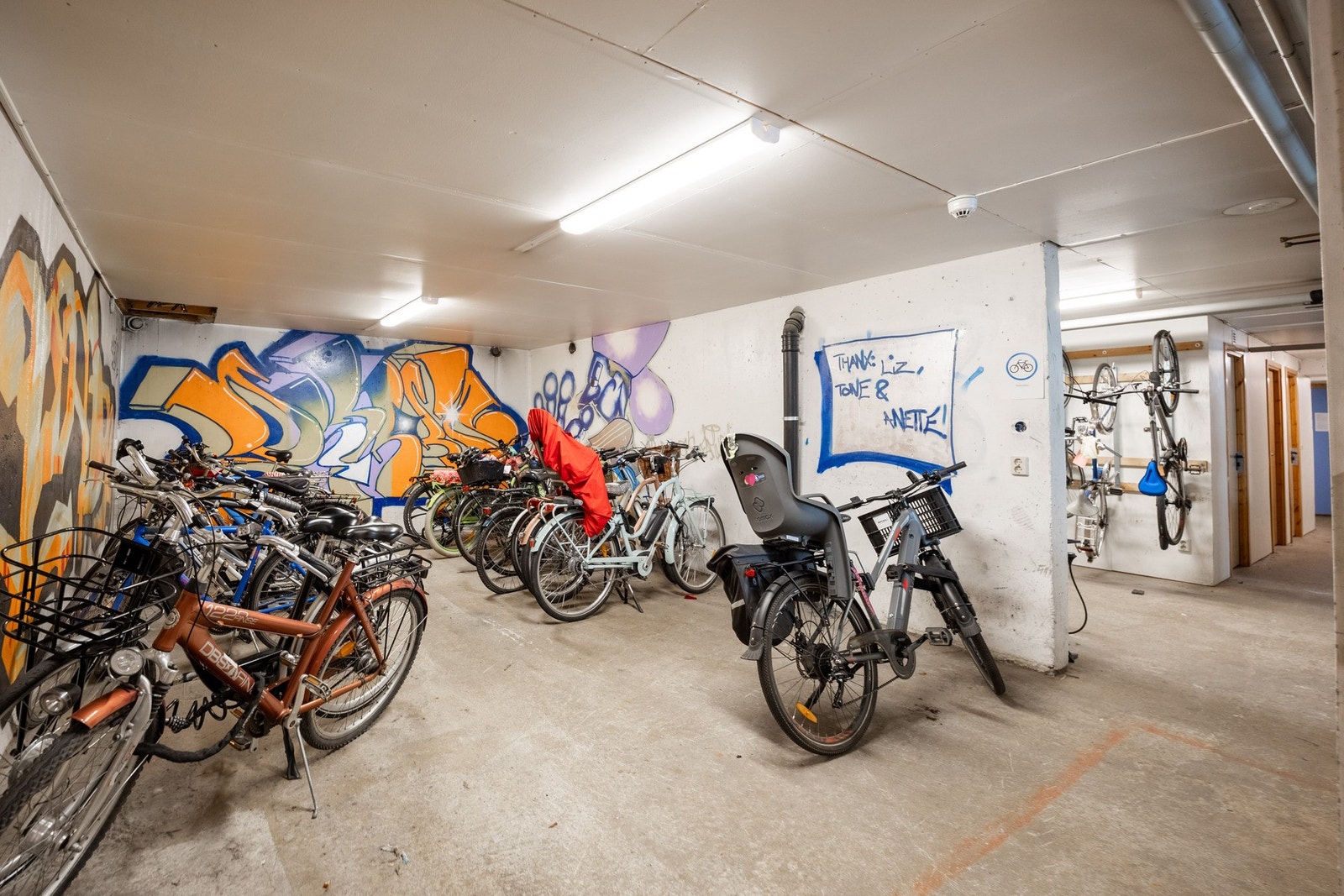 Stor felles sykkelgarasje med rampe fra kjeller i U1. Galleribilde