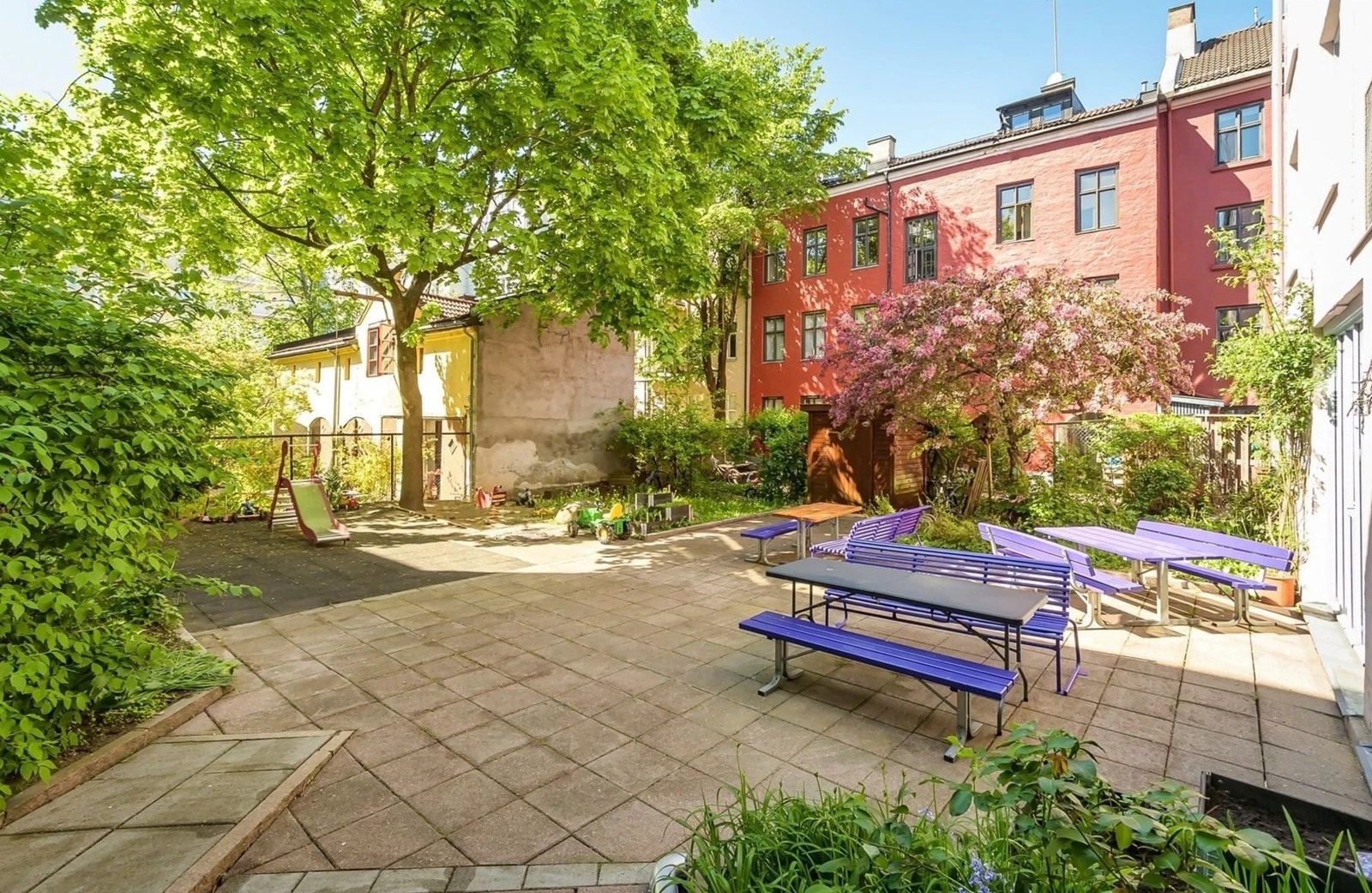 Felles frodig bakgård, lun og rolig på sommerstid. Galleribilde