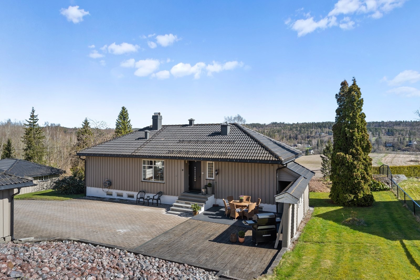 Dette gir gode rammer for både rolige morgenstunder, hyggelige ettermiddager og lange sommerkvelder utendørs. Galleribilde