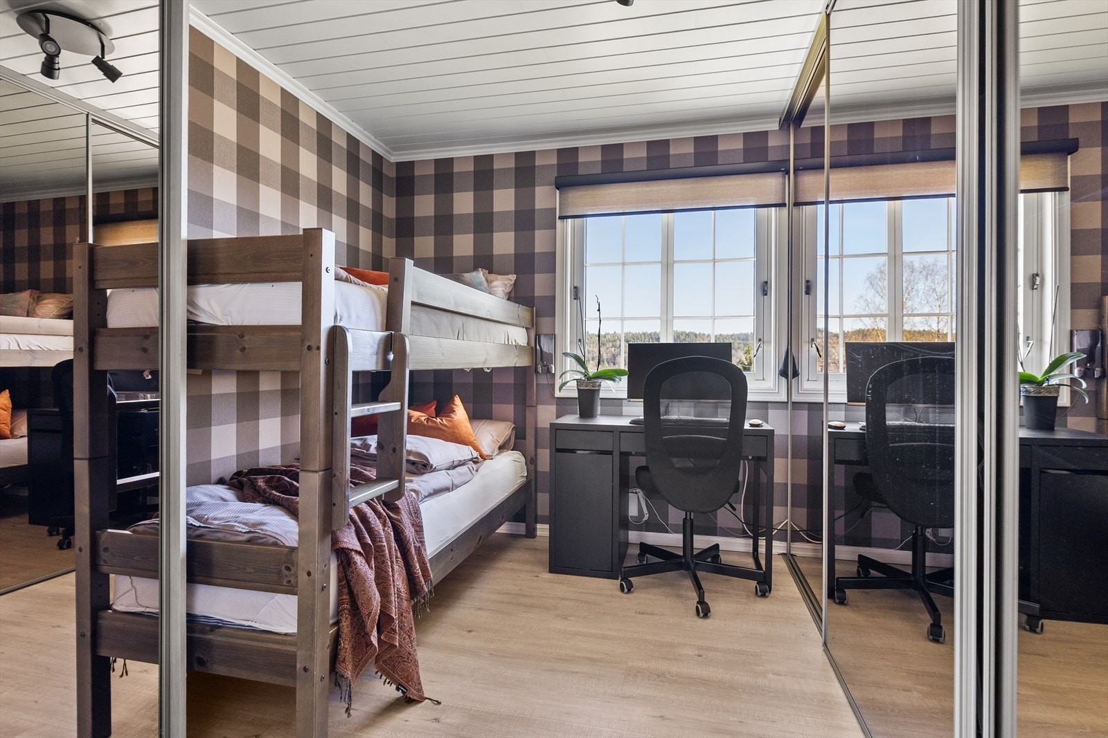 For at man skal ha et ryddig soverom er garderobeløsning viktig. Galleribilde