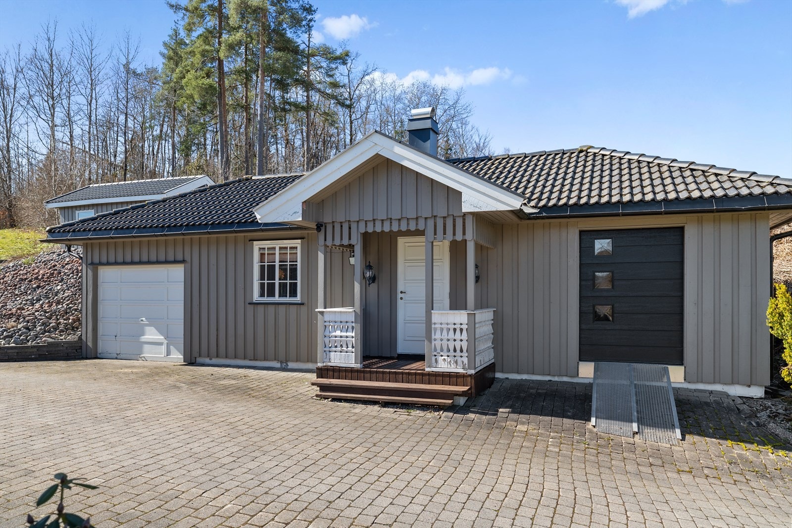 Eiendommen byr også på meget gode tilleggsbygg. Galleribilde