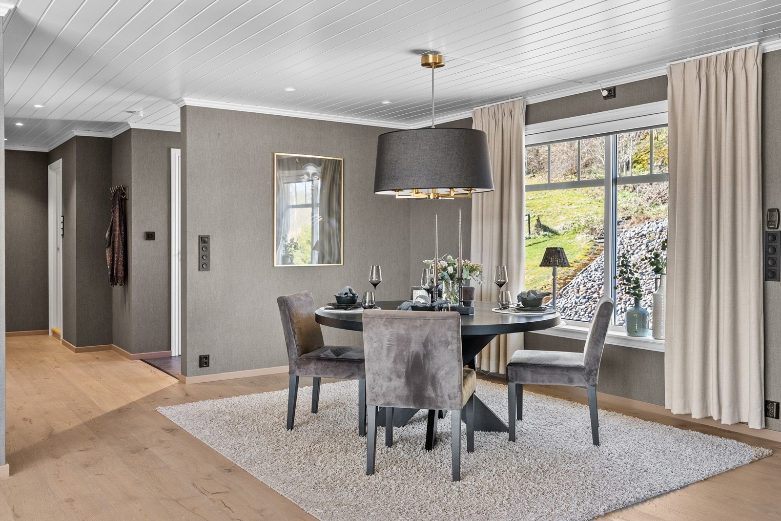 Rundt spiseplassen kan du fint invitere gode venner eller familie over på et goldt måltid. Galleribilde