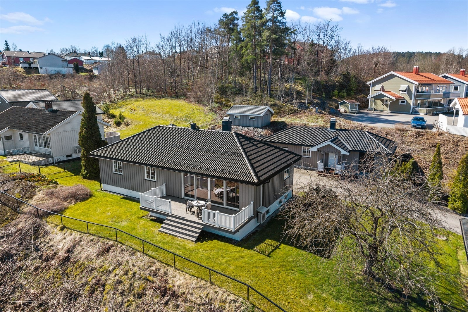 En meget gjennomført og innbydende enebolig med gode kvaliteter, flott utsikt og solrike uteplasser. Galleribilde