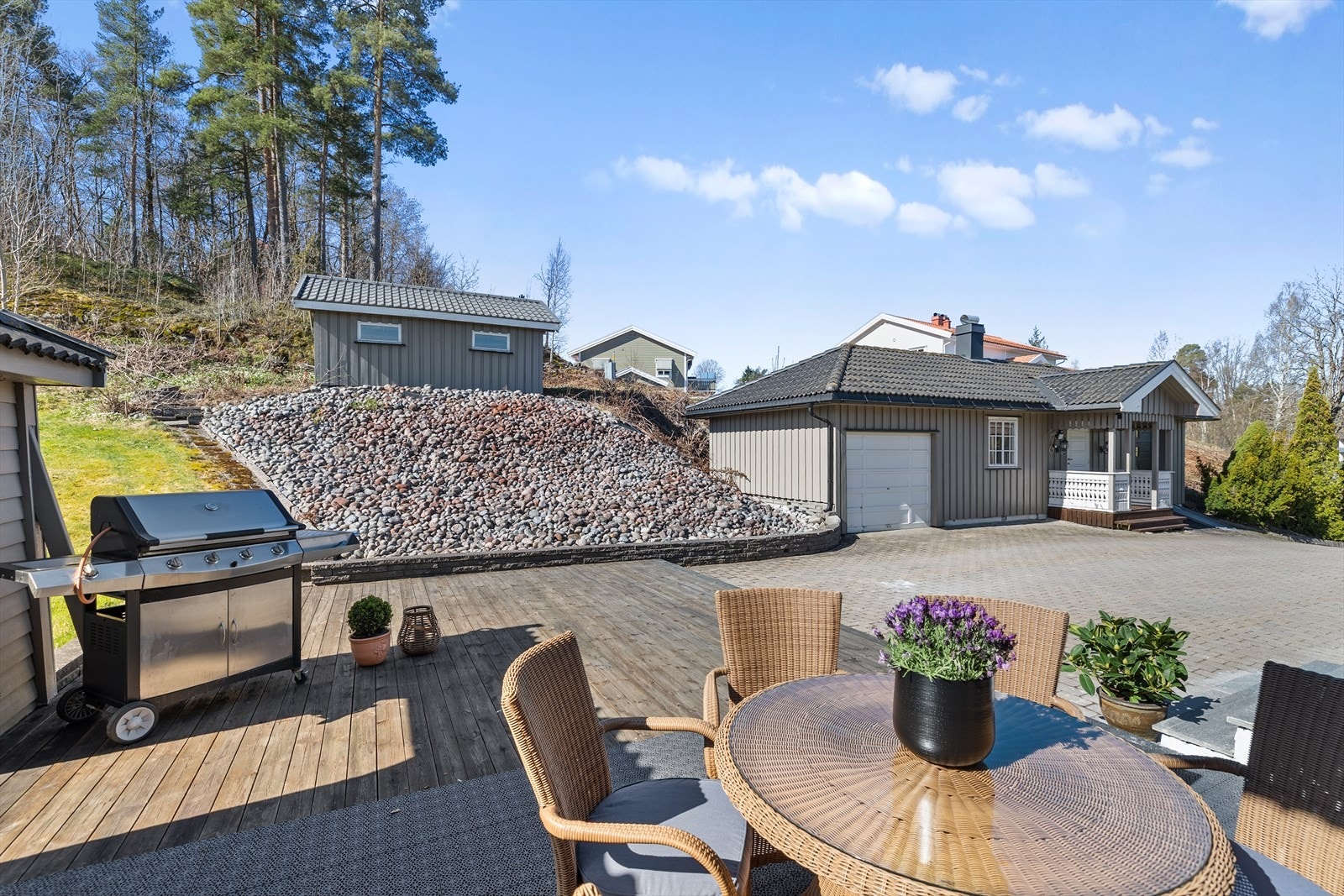 På tomten står både et anneks og en stor dobbelgarasje. Galleribilde
