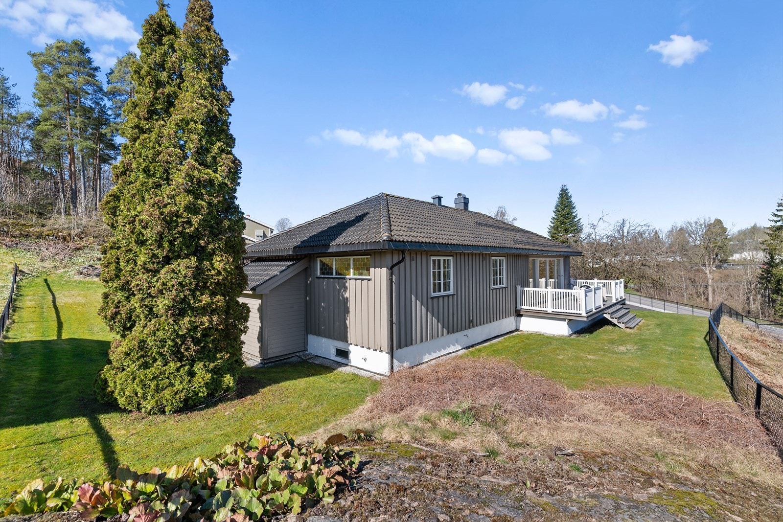 Eiendommen har svært gode solforhold med kveldssol helt til solen går ned bak åsen, omkring kl. 22 på sommerstid. Galleribilde